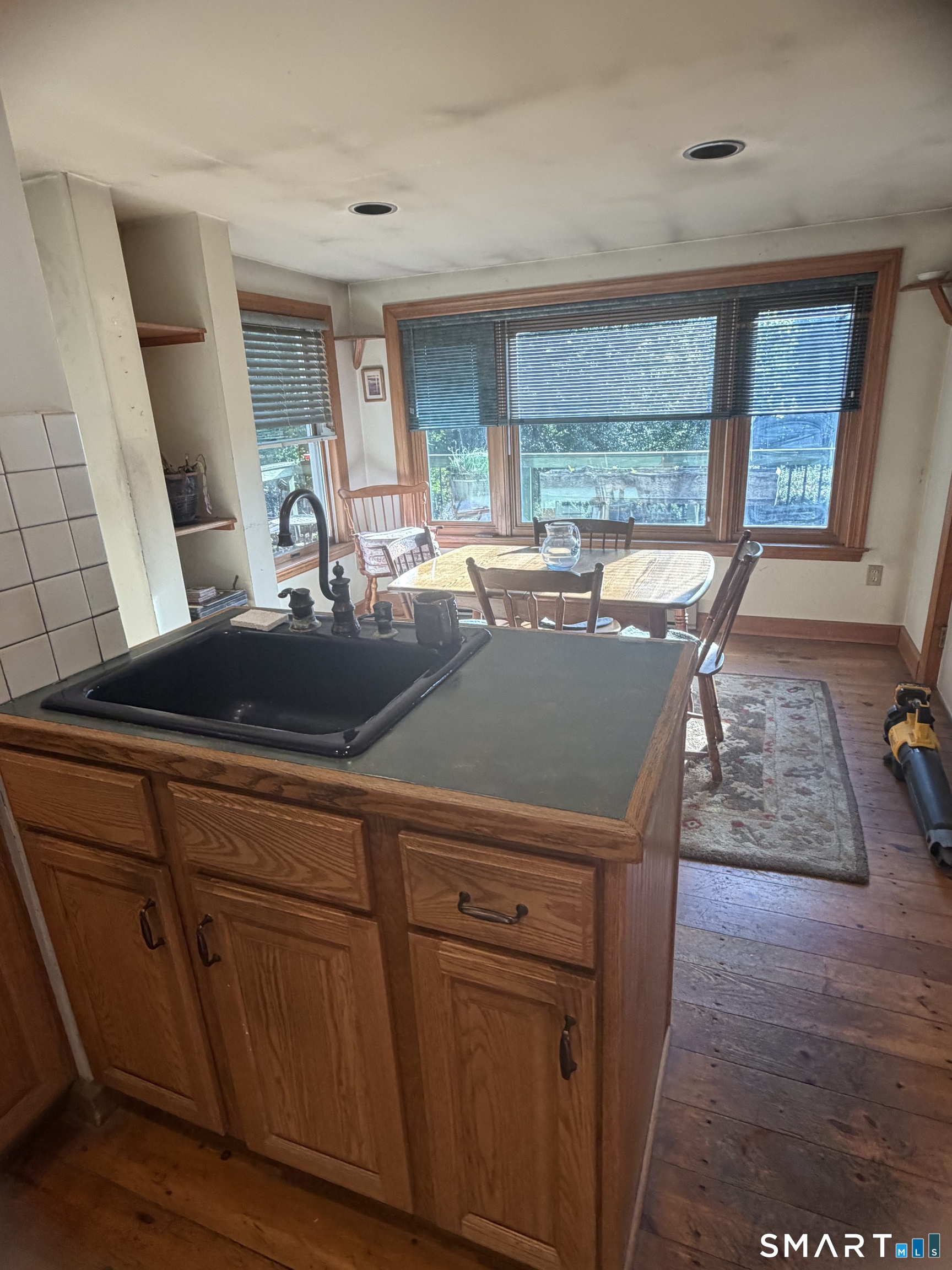 1527 Farmington Avenue photo 4