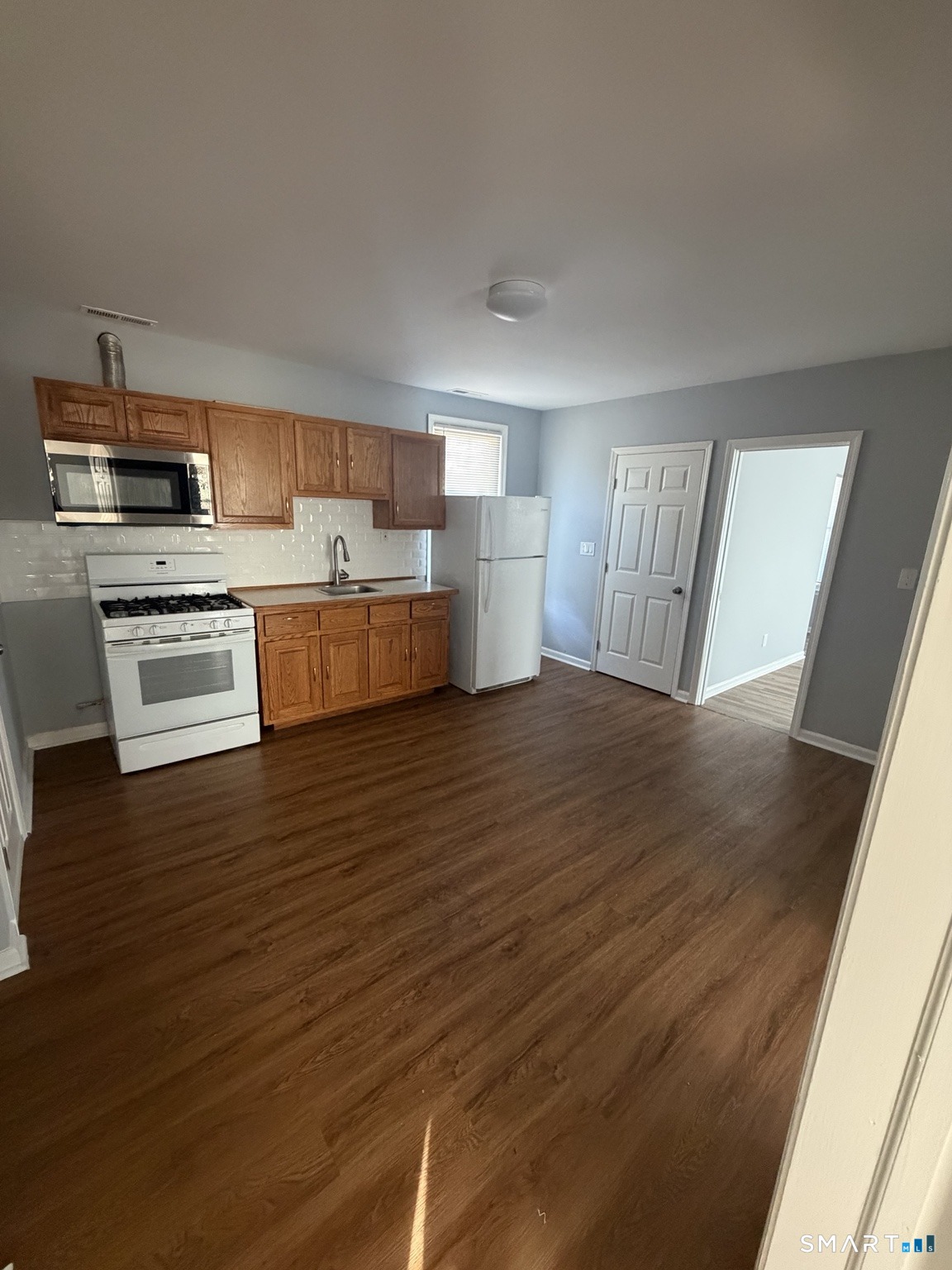 229 Newfield Avenue photo 2
