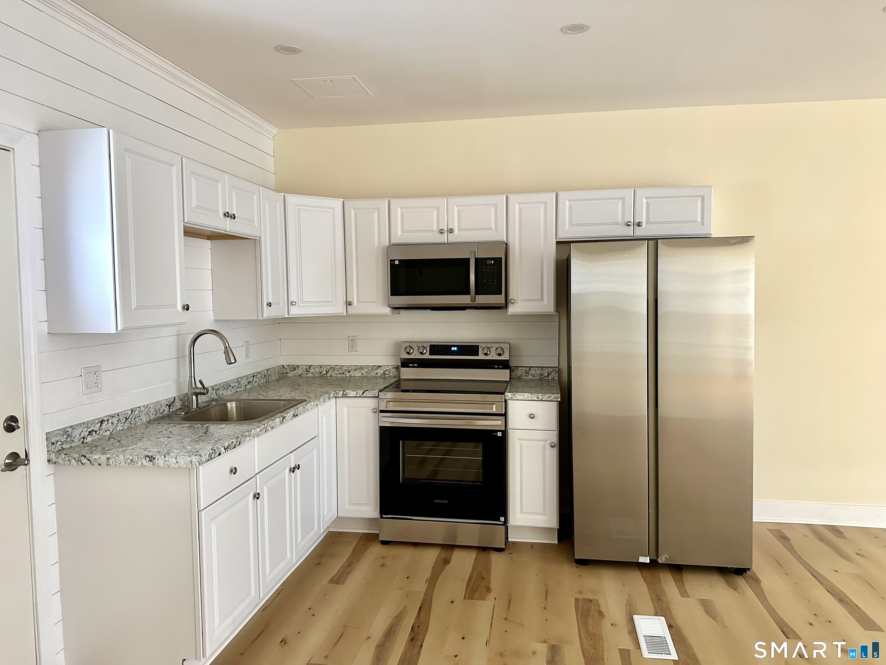 3848 Whitney Avenue photo 2