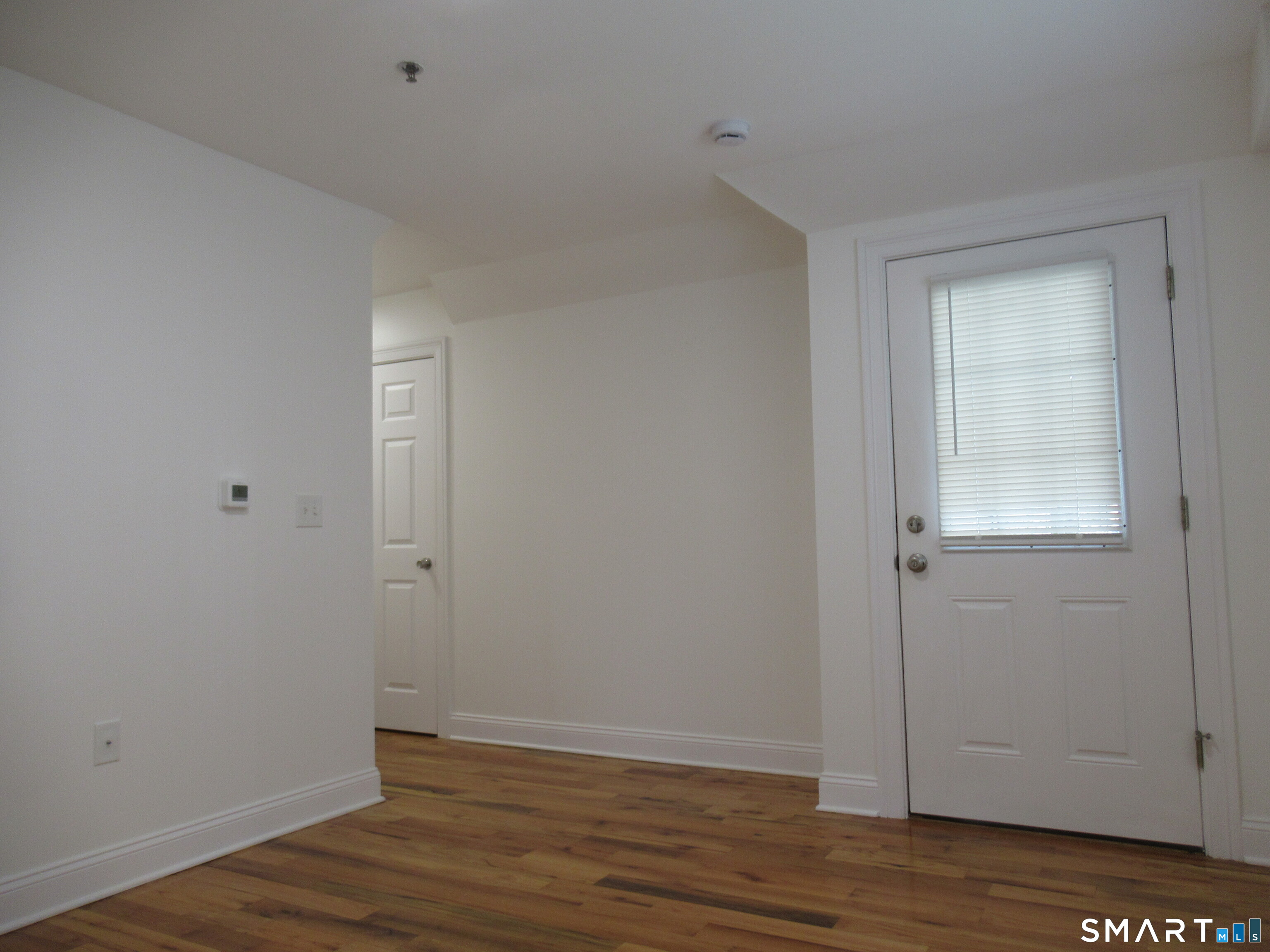 Foto 7 de Apartamento en renta en 863-865 Brewster Street, Bridgeport, CT — $2,800/mes