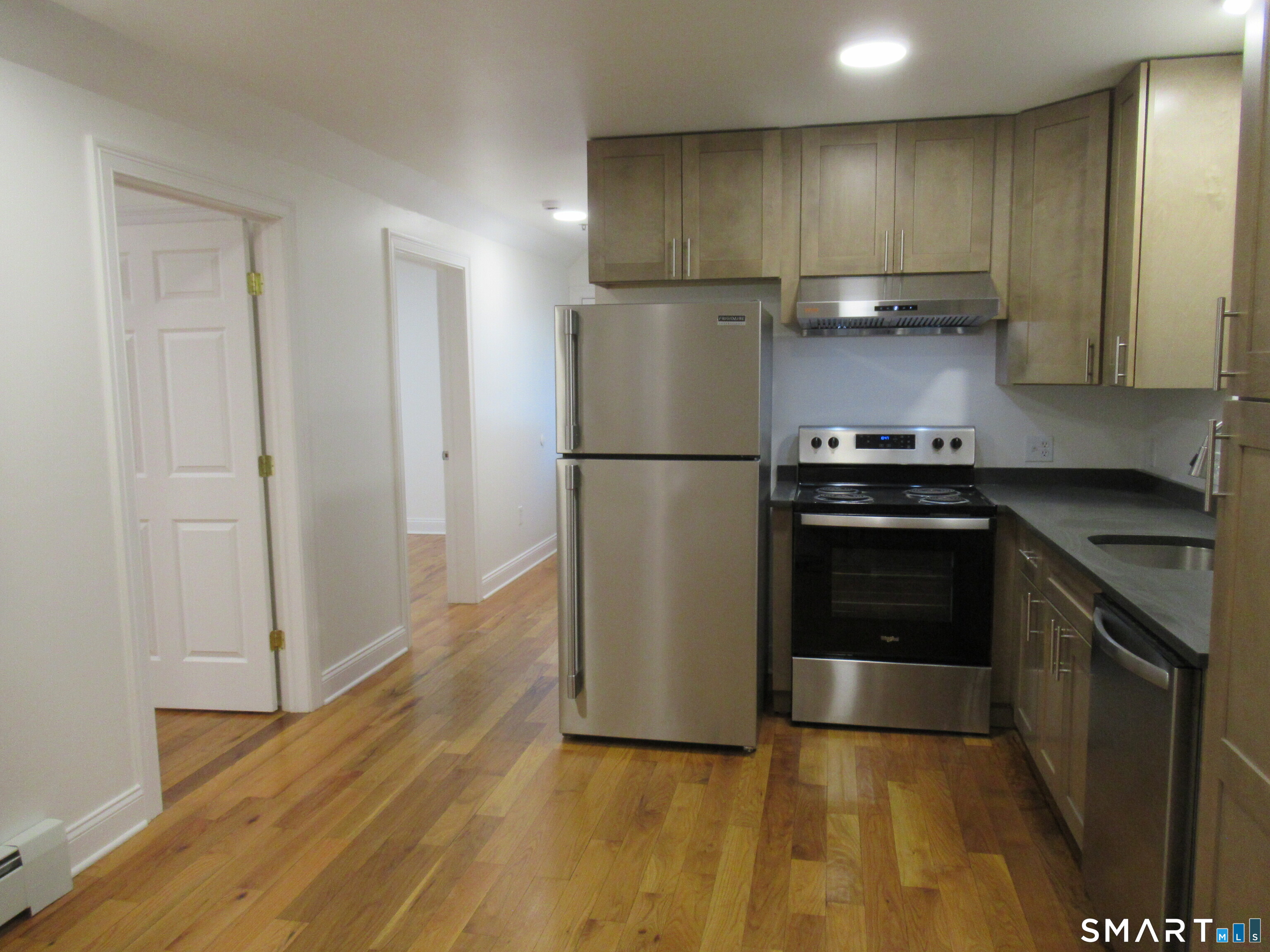 Foto 6 de Apartamento en renta en 863-865 Brewster Street, Bridgeport, CT — $2,800/mes