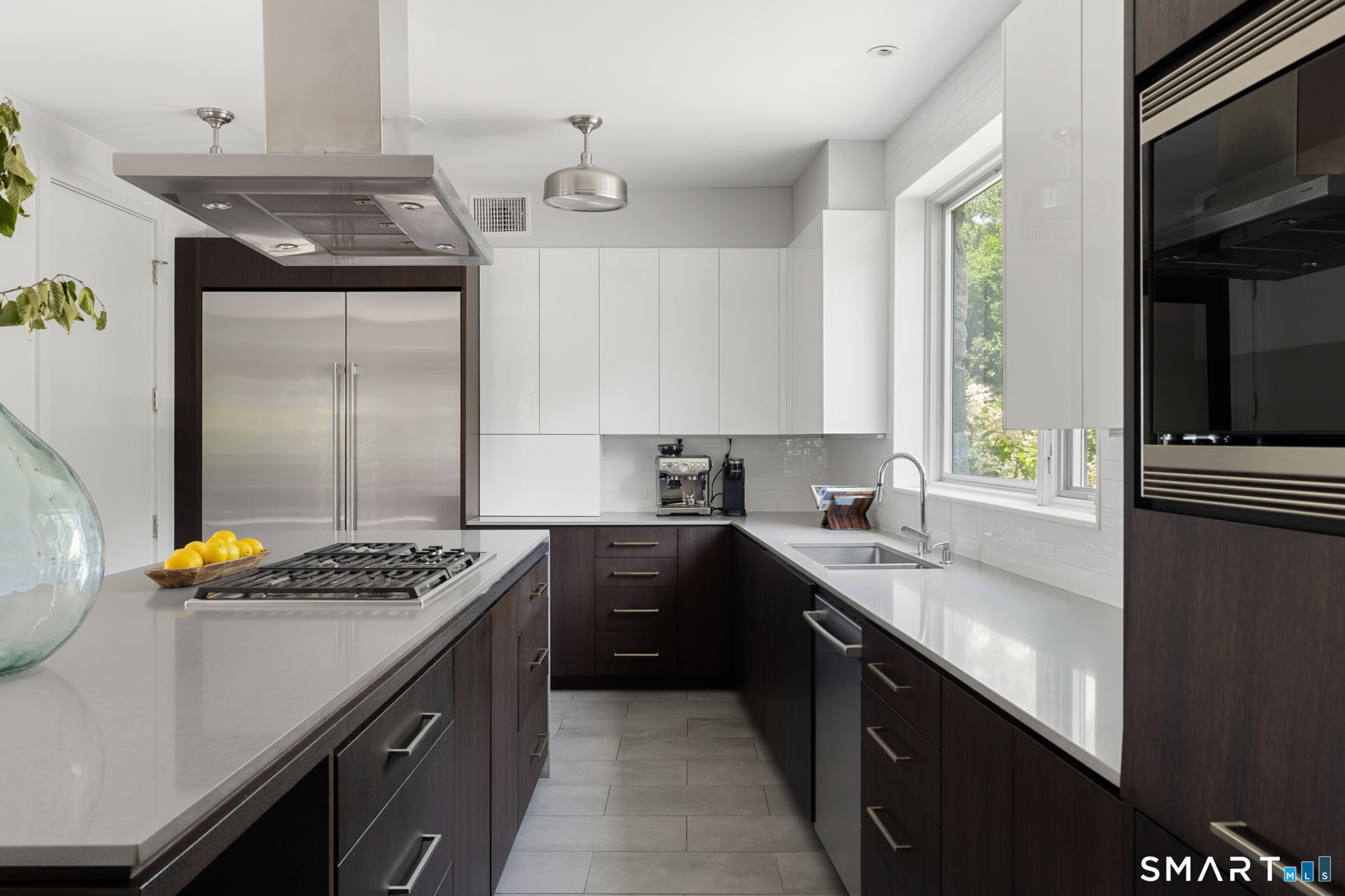 Minimalist design with plenty of cabinet space