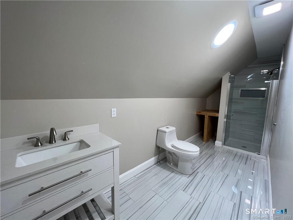 Second level full bath