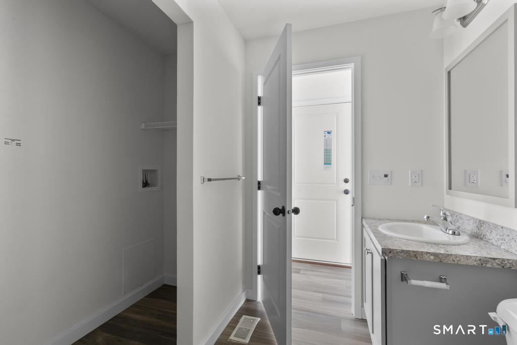 Foto 9 de Casa en venta en 55 Sugar Street #66, Newtown, CT — $159,000