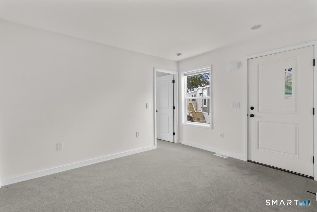 Foto 9 de Casa en venta en 55 Sugar Street #68, Newtown, CT — $159,000