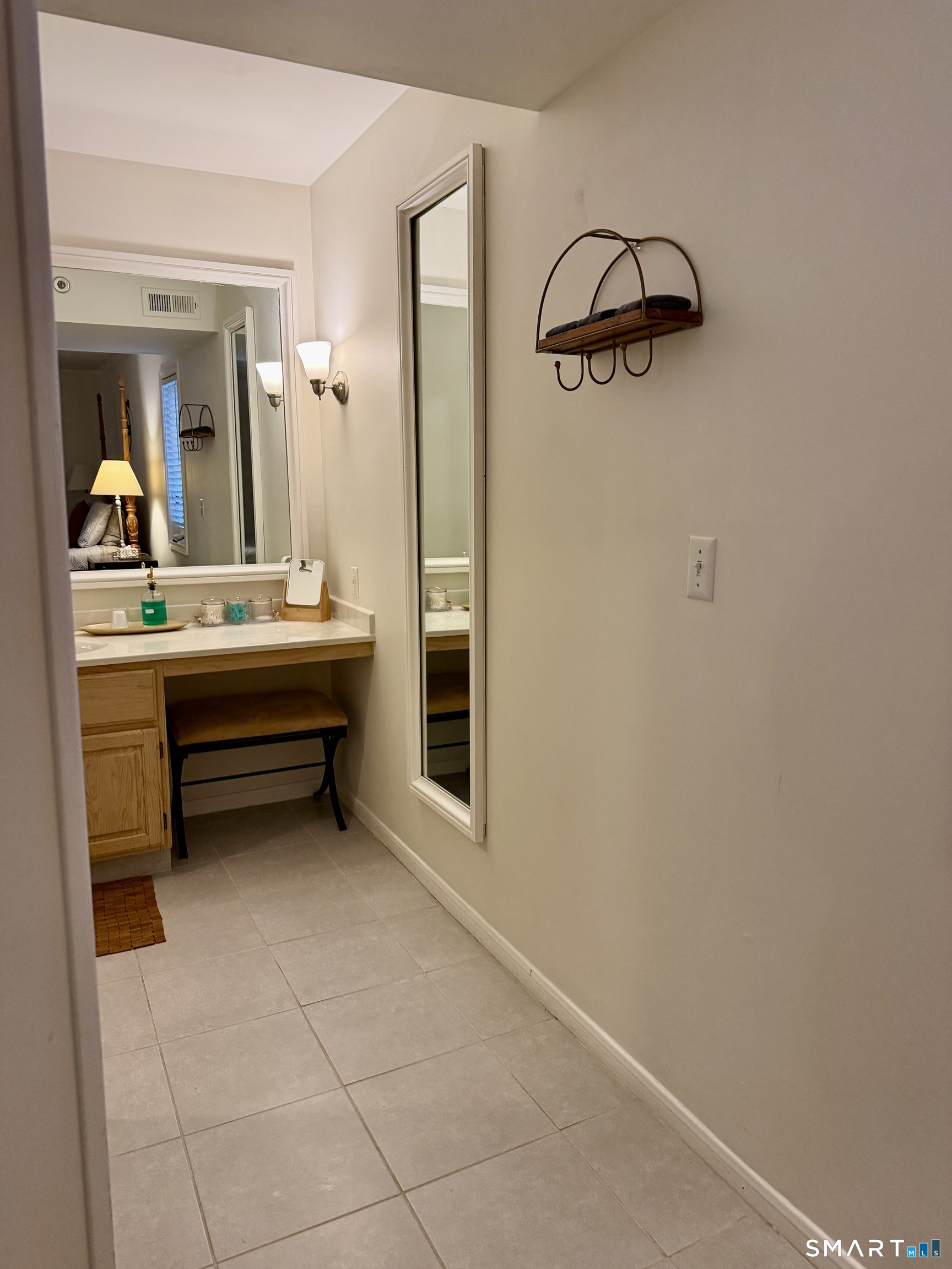 hallway to vanity area