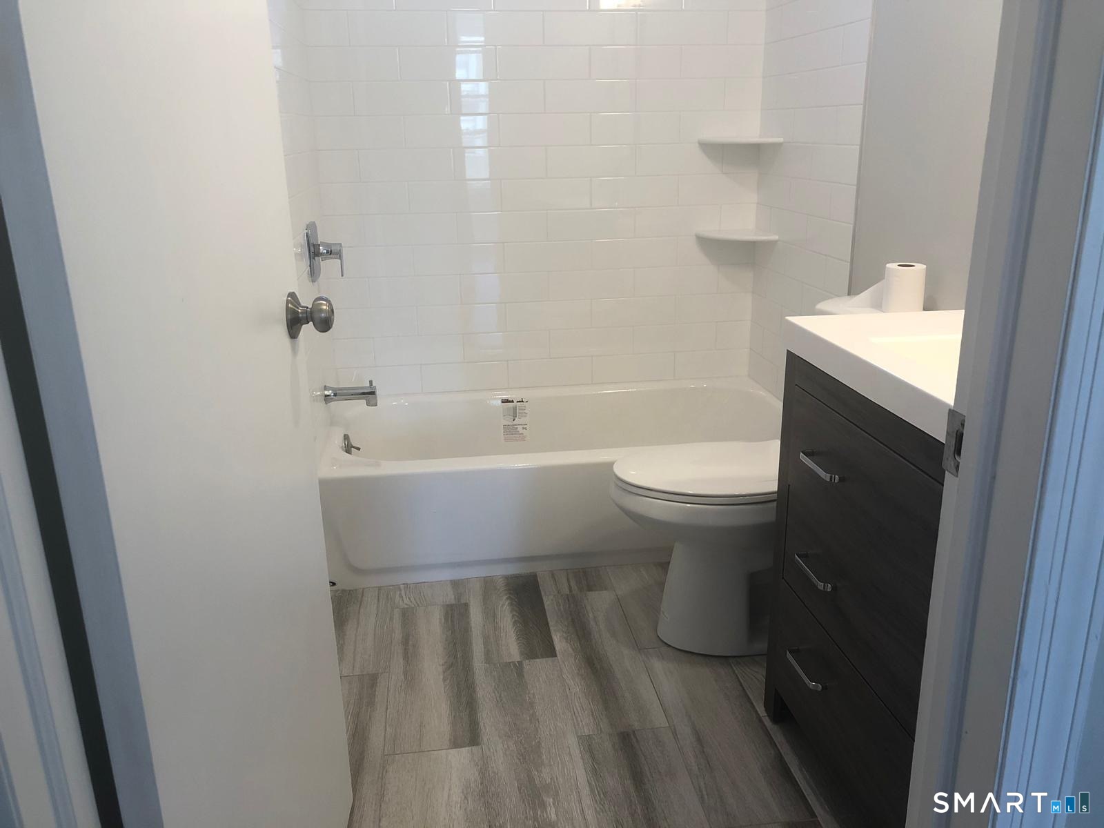 Foto 8 de Apartamento en renta en 246 Roselle Street, Fairfield, CT — $3,200/mes