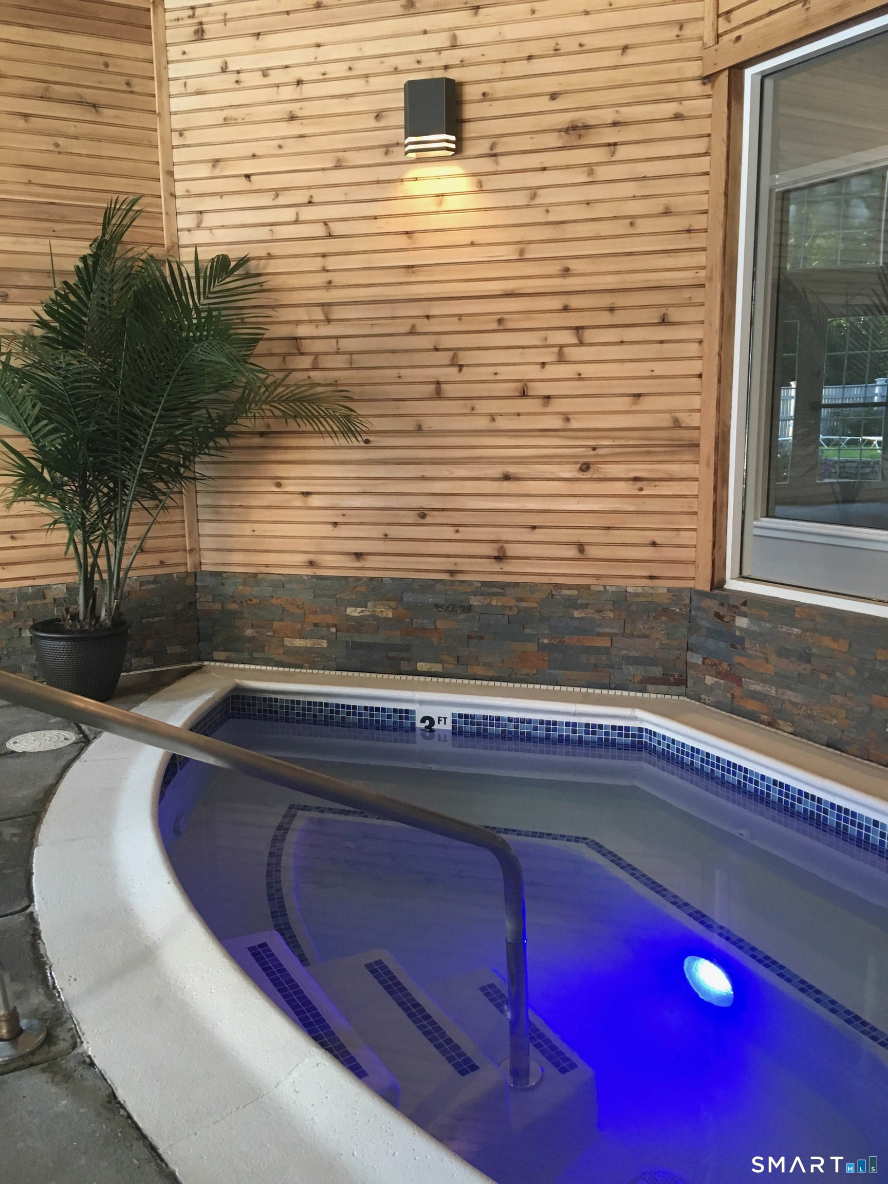 Relax in the saltwater Jacuzzi....