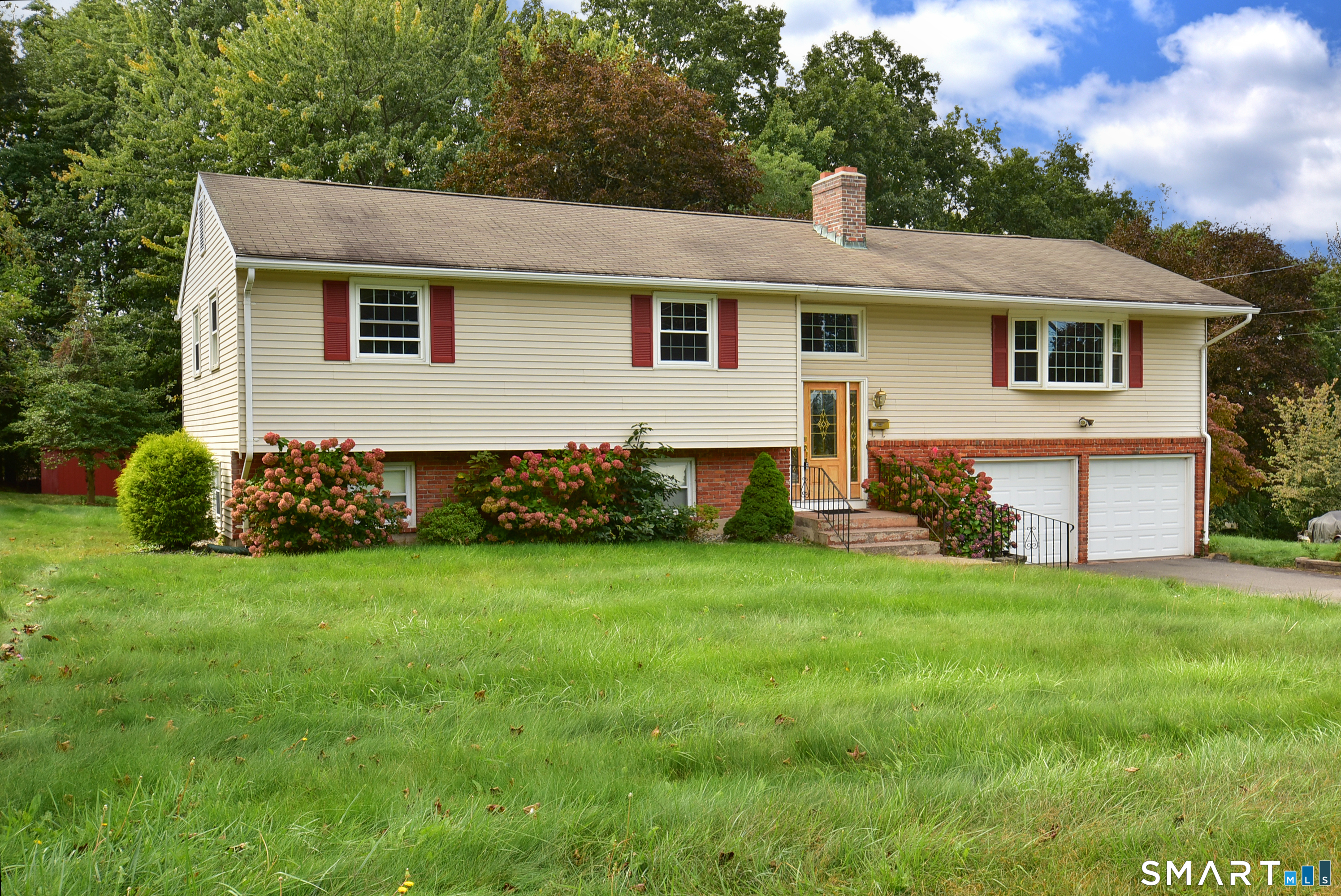Photo 2 of Single family home for sale at 50 Valley View Dr, South Windsor, CT 06074 | MLS# 24195338 | Listing updated on 2026-10-04