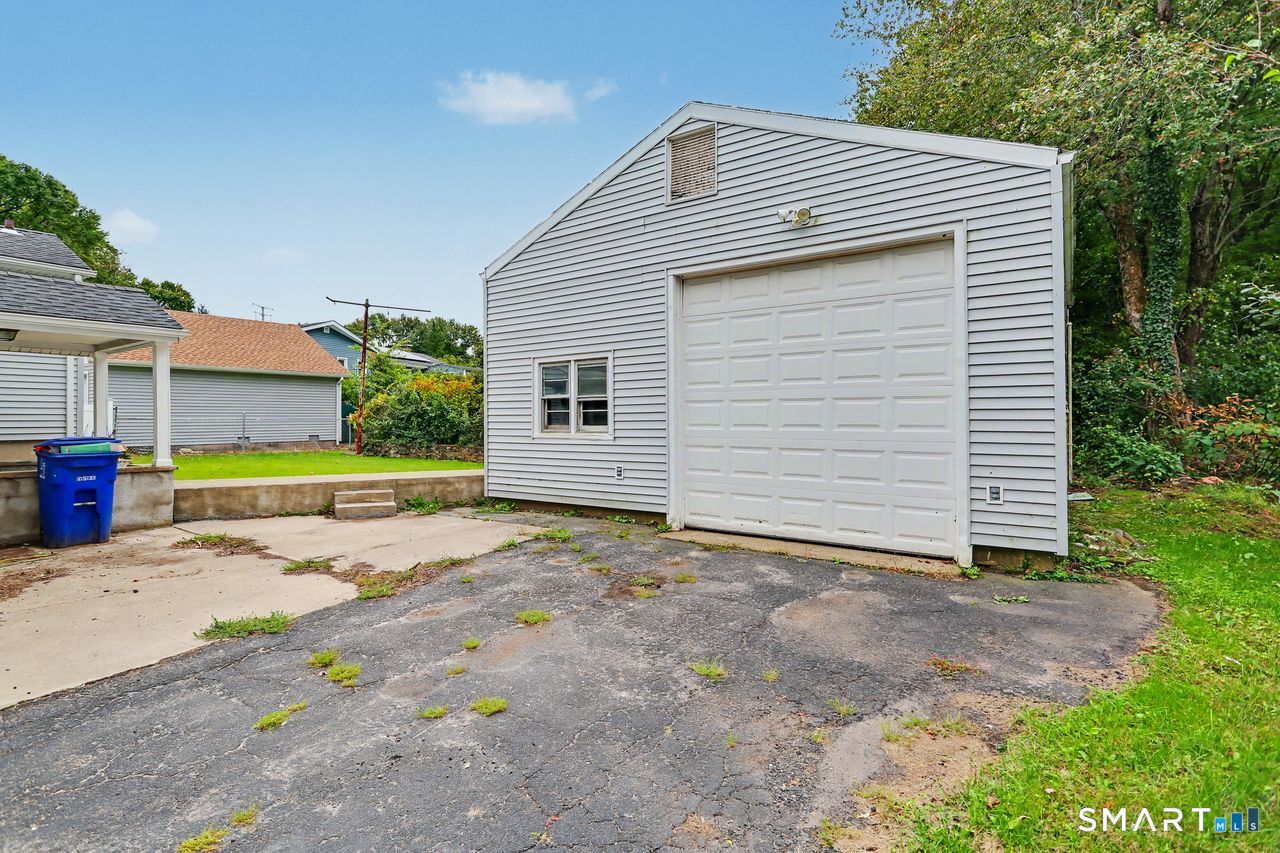 Foto 9 de Casa en venta en 1991 Old Town Road, Bridgeport, CT — $495,000