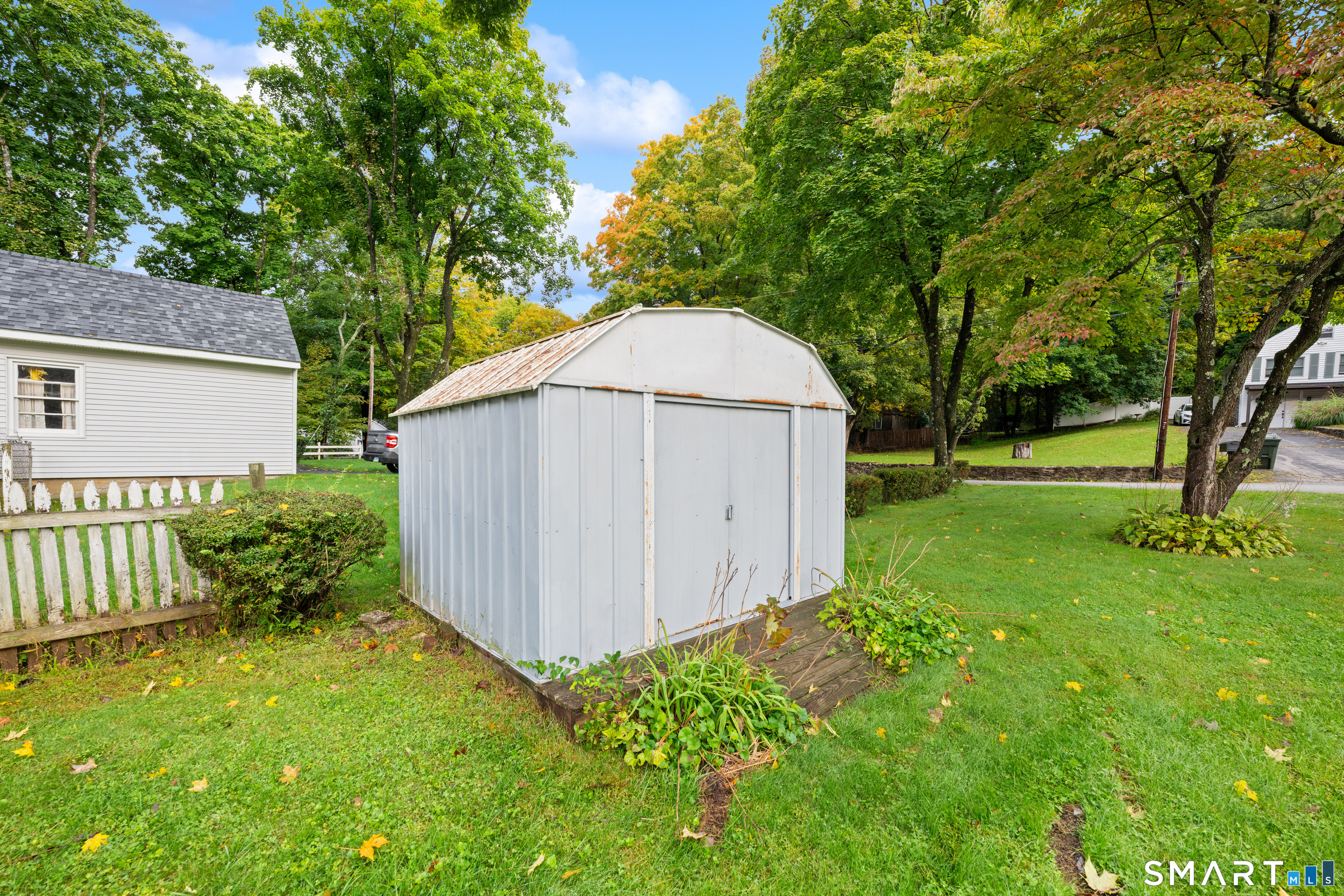 8 Hillside Road photo 28