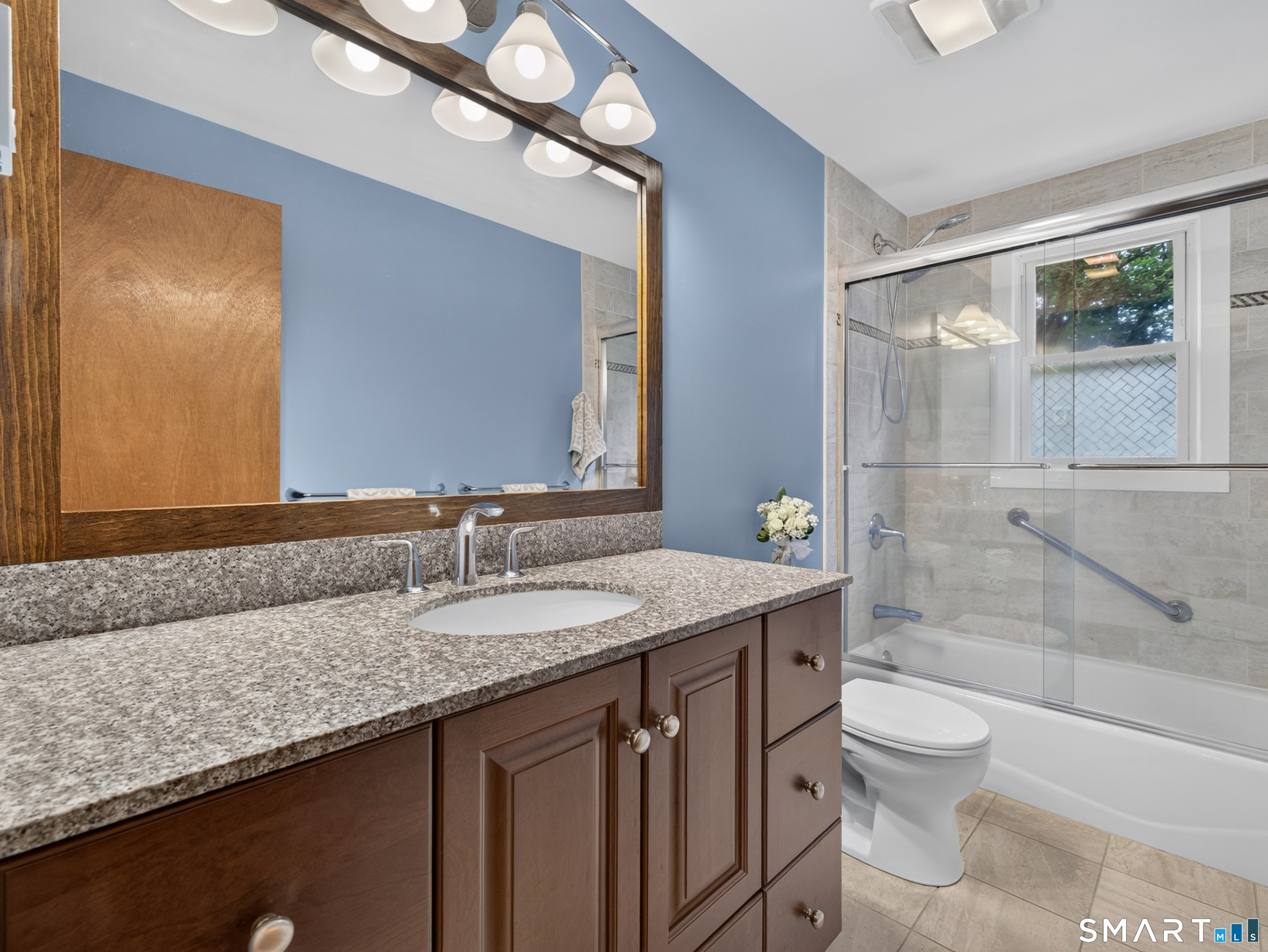 Nicely updated full bathroom.