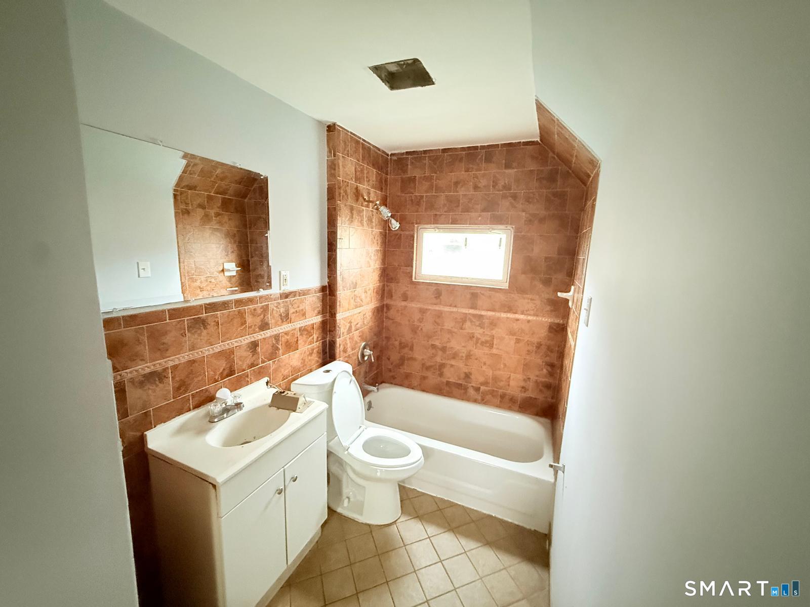 Foto 6 de Apartamento en renta en 73 Vine Street #3, Bridgeport, CT — $1,800/mes