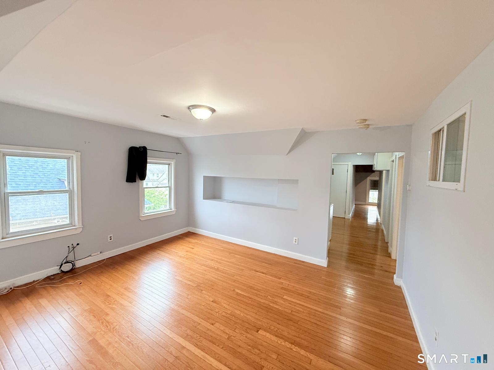 Foto 9 de Apartamento en renta en 73 Vine Street #3, Bridgeport, CT — $1,800/mes