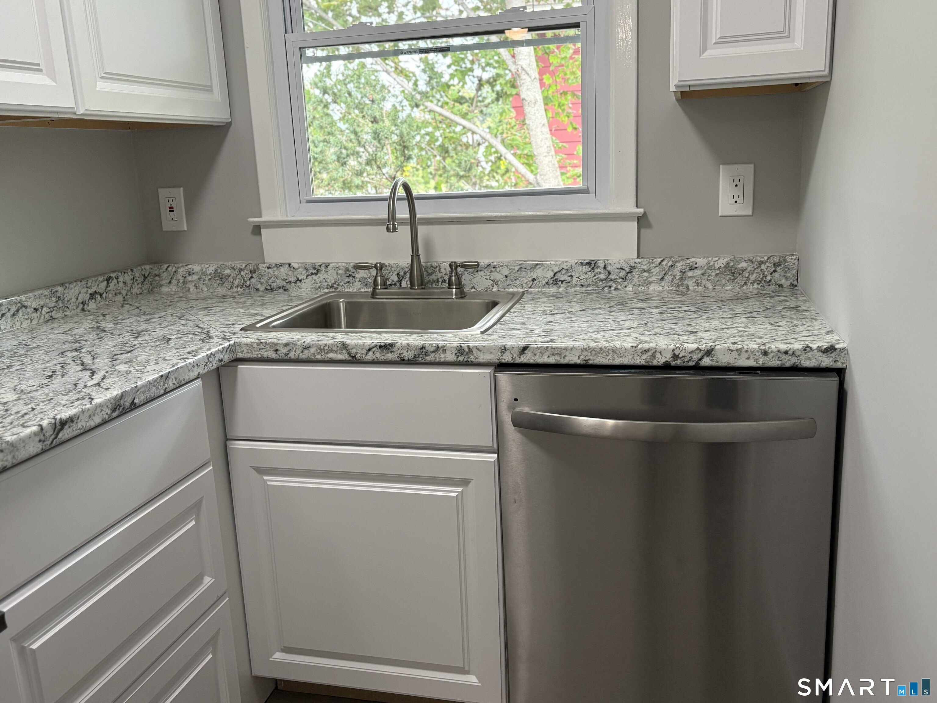 429 Thompson Avenue photo 7
