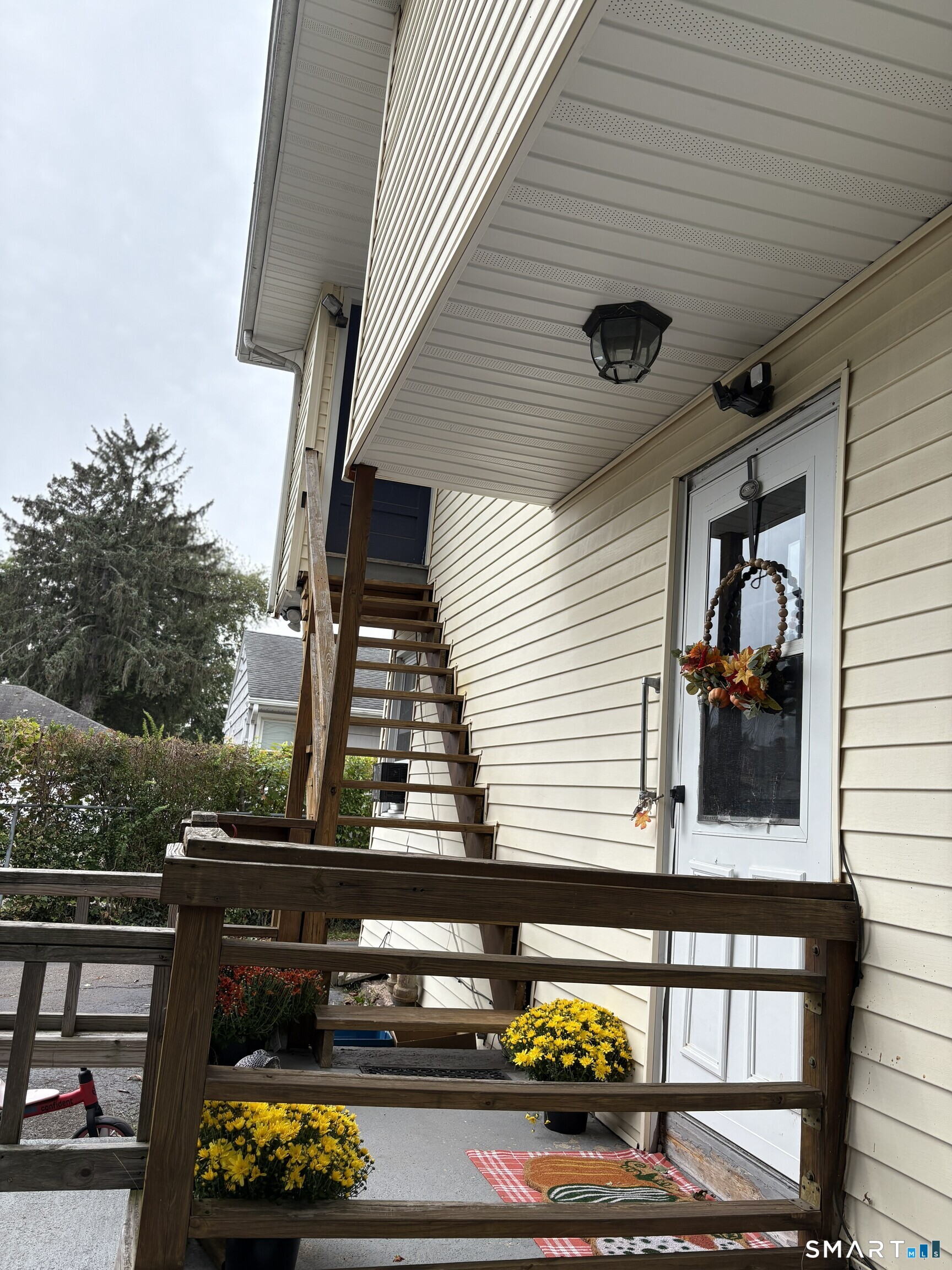 429 Thompson Avenue photo 14