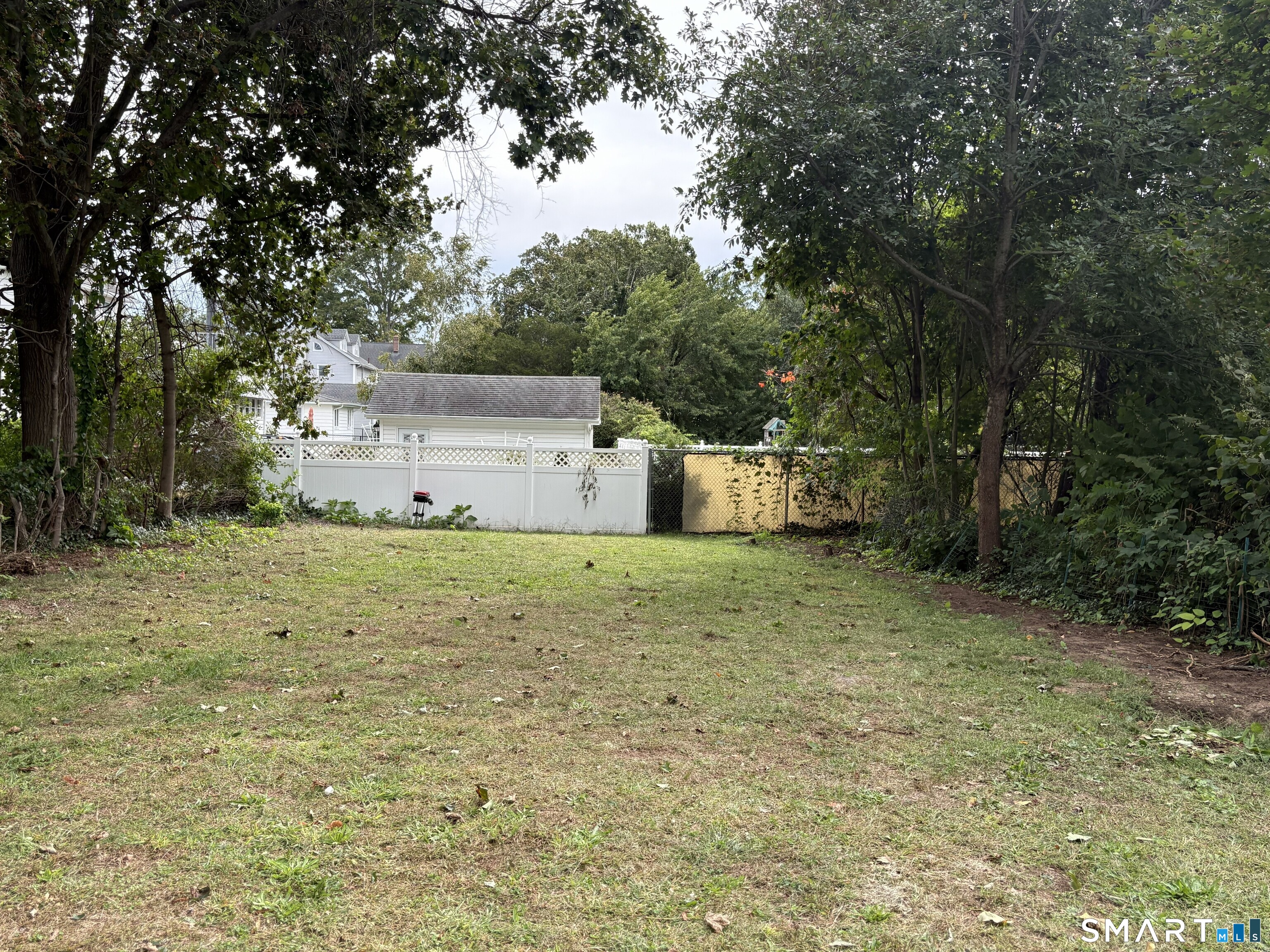 429 Thompson Avenue photo 13