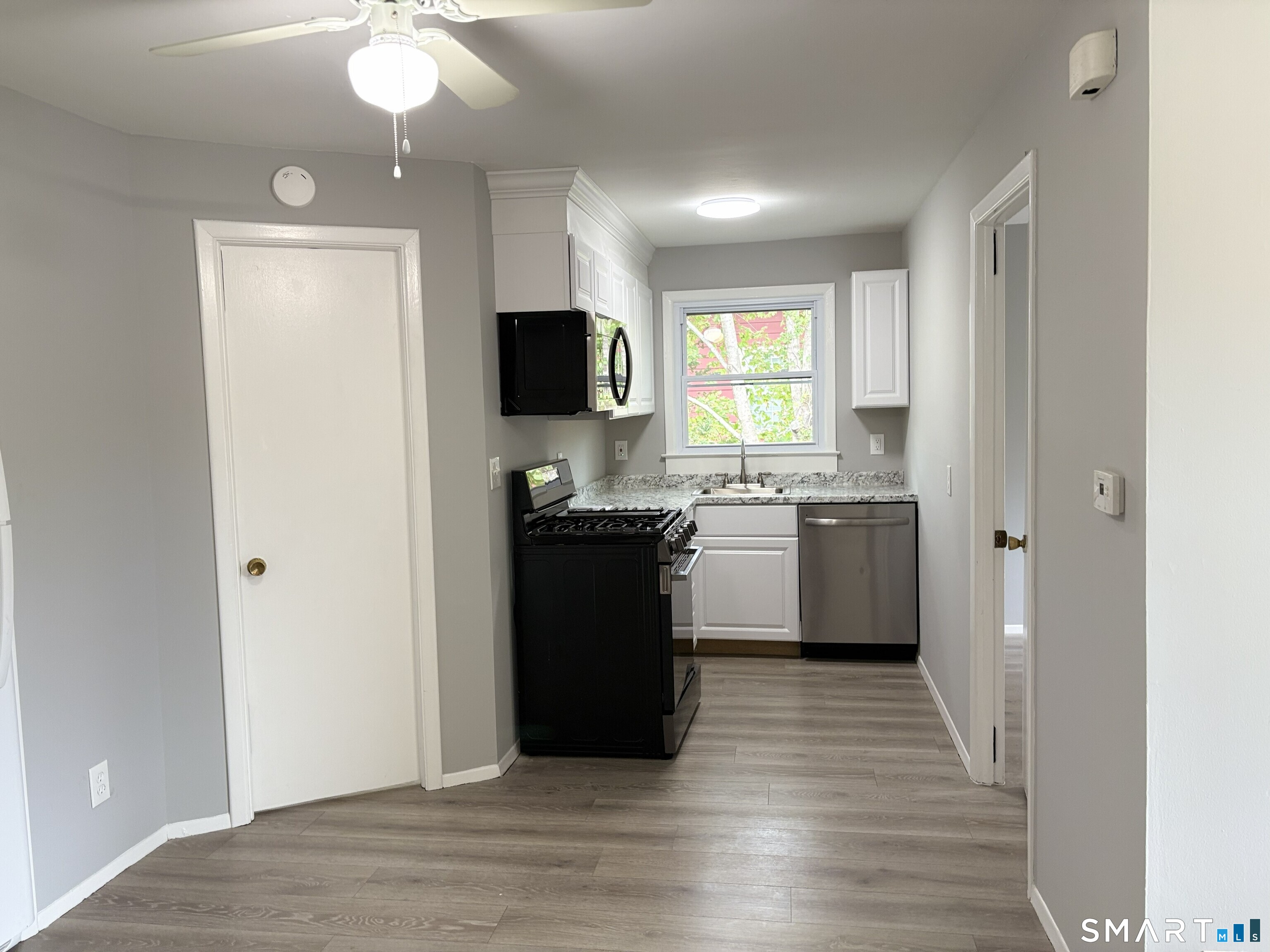 429 Thompson Avenue photo 9