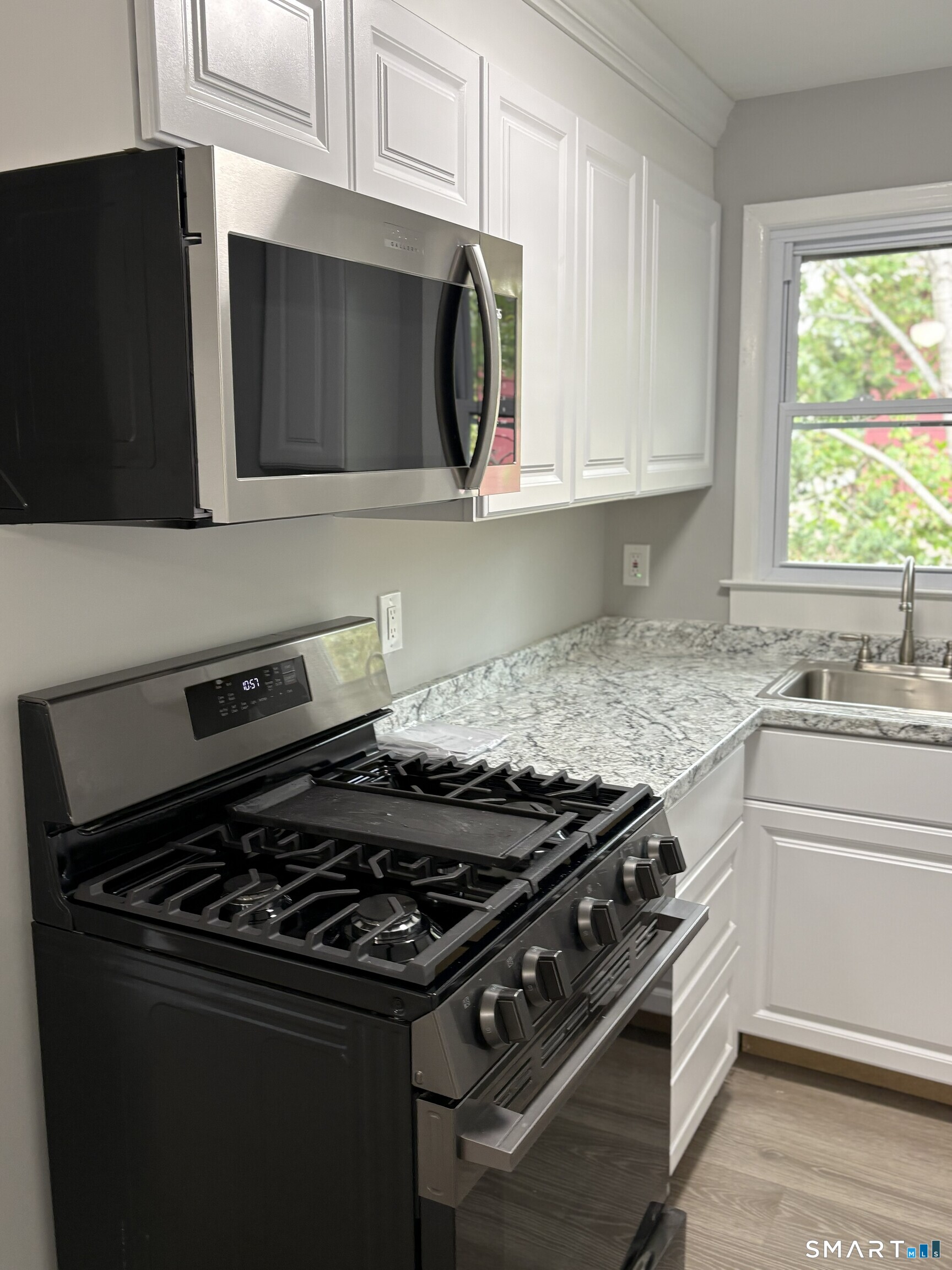 429 Thompson Avenue photo 6