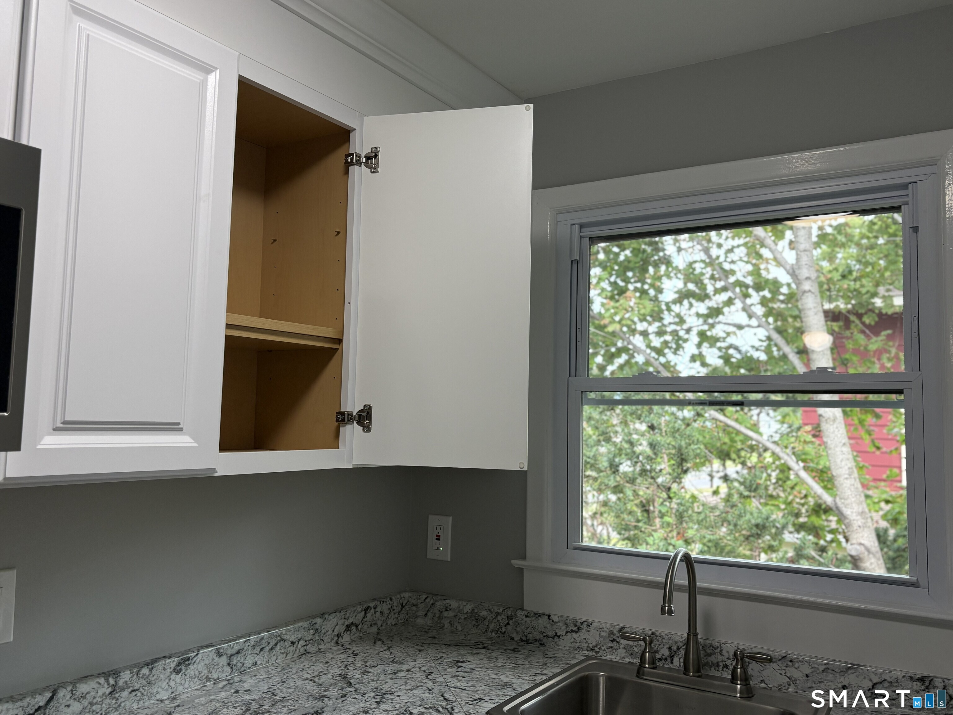 429 Thompson Avenue photo 8