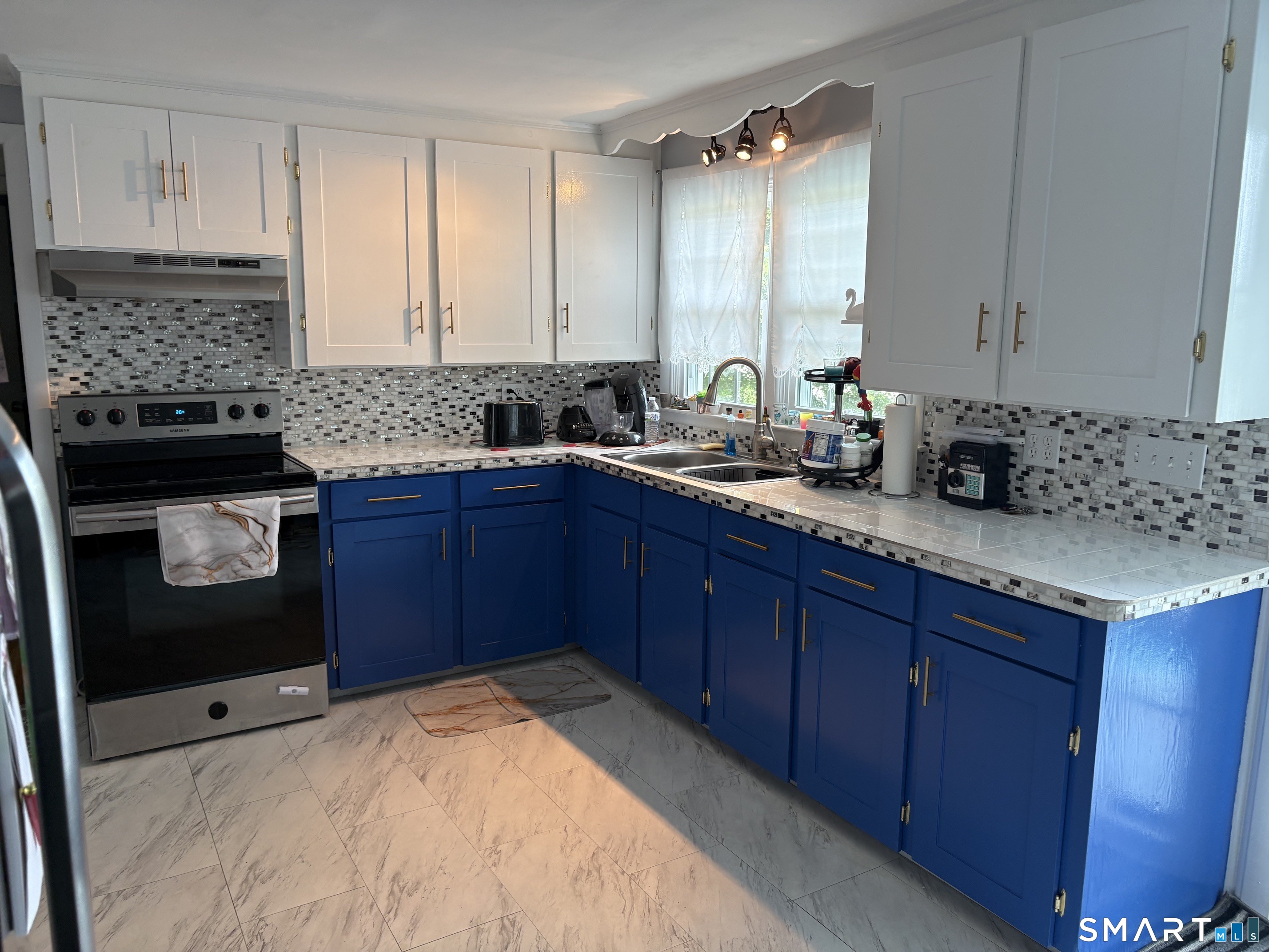 Photo 3 of Single family home for sale at 10 Beach Park Rd, Clinton, CT 06413 | MLS# 24198392 | Listing updated on 2026-10-04