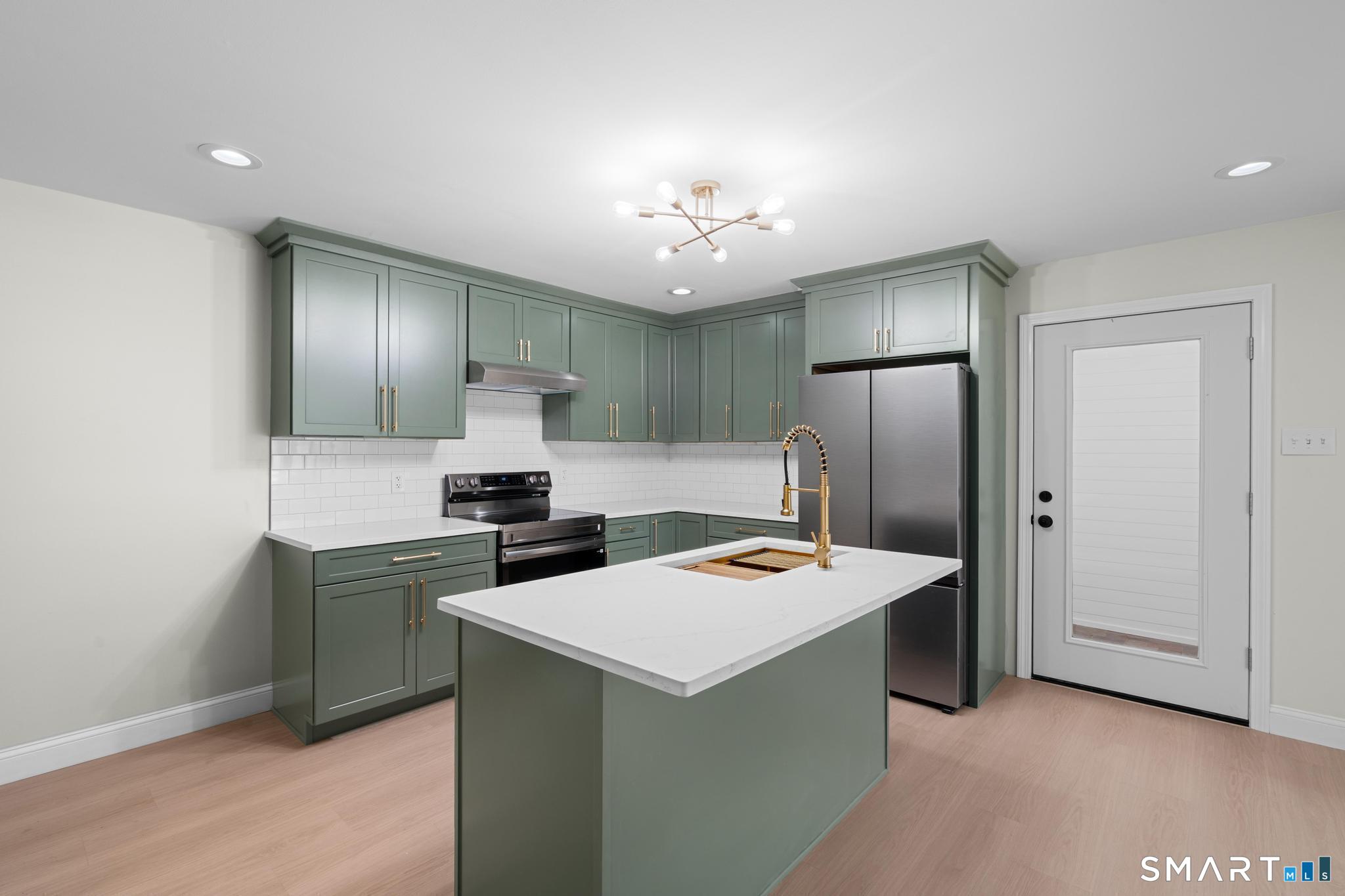 576 Huntington Street photo 13