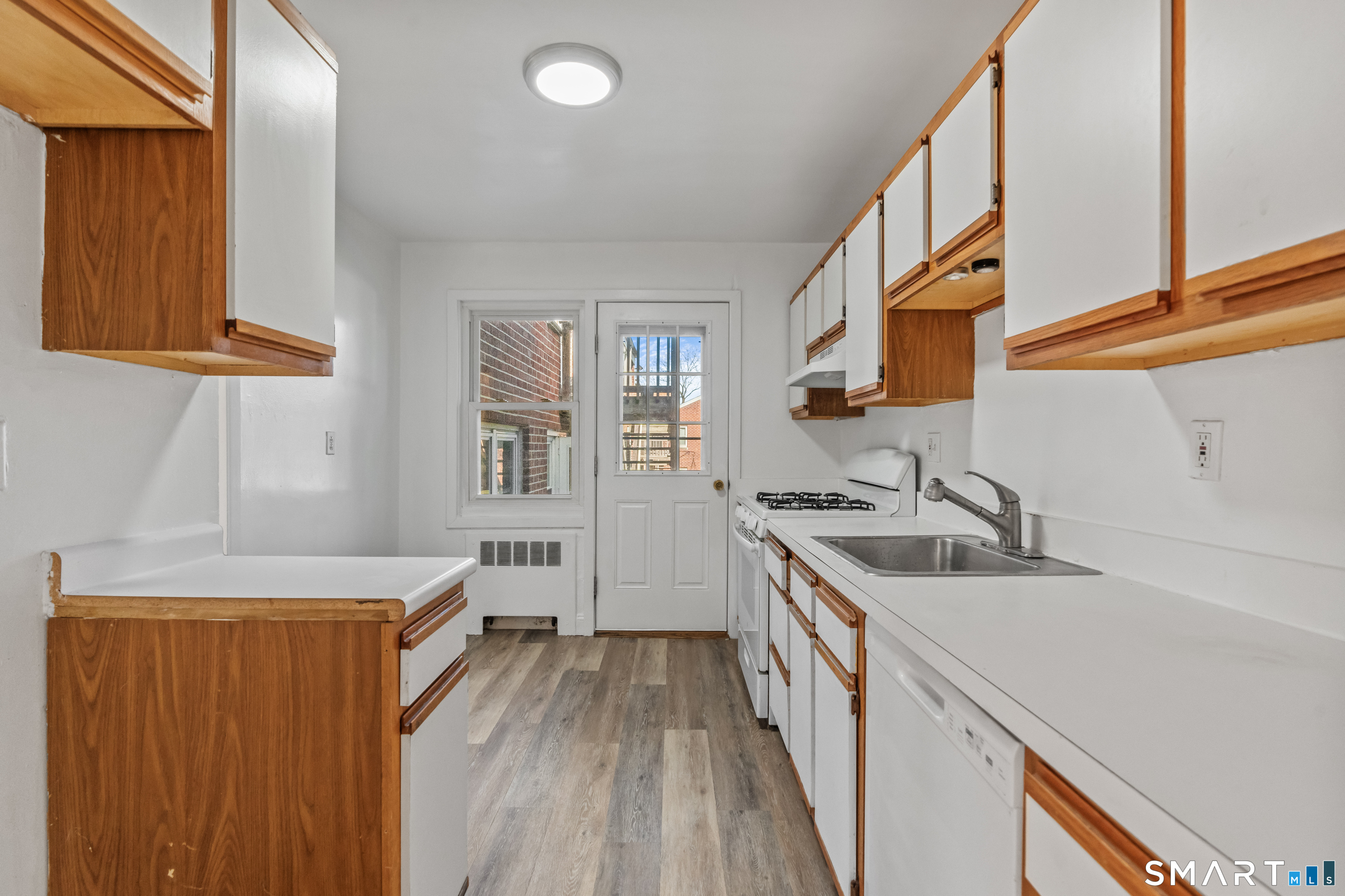 323 Hamilton Court Unit #B photo 8