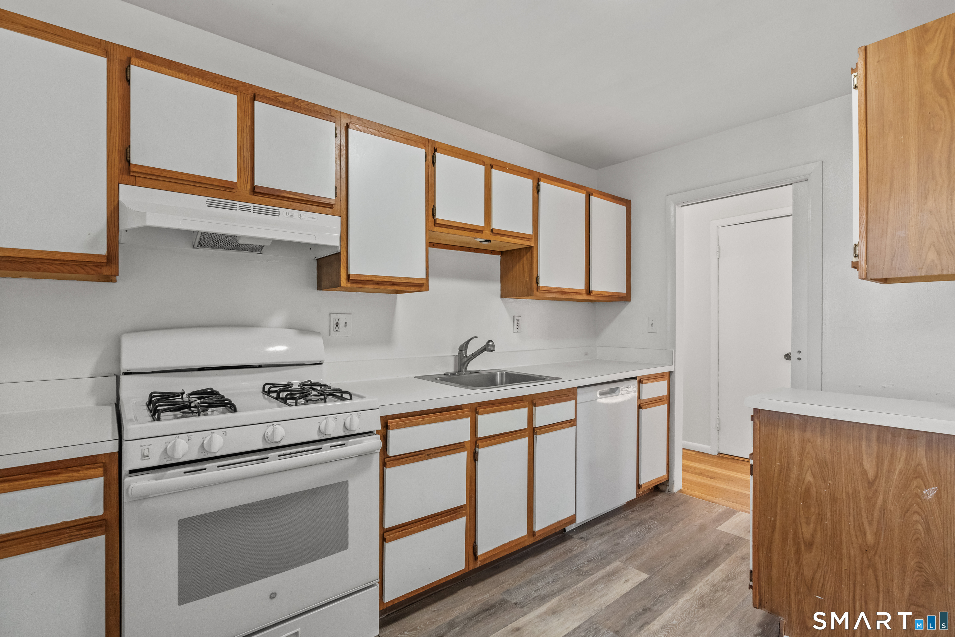 323 Hamilton Court Unit #B photo 7
