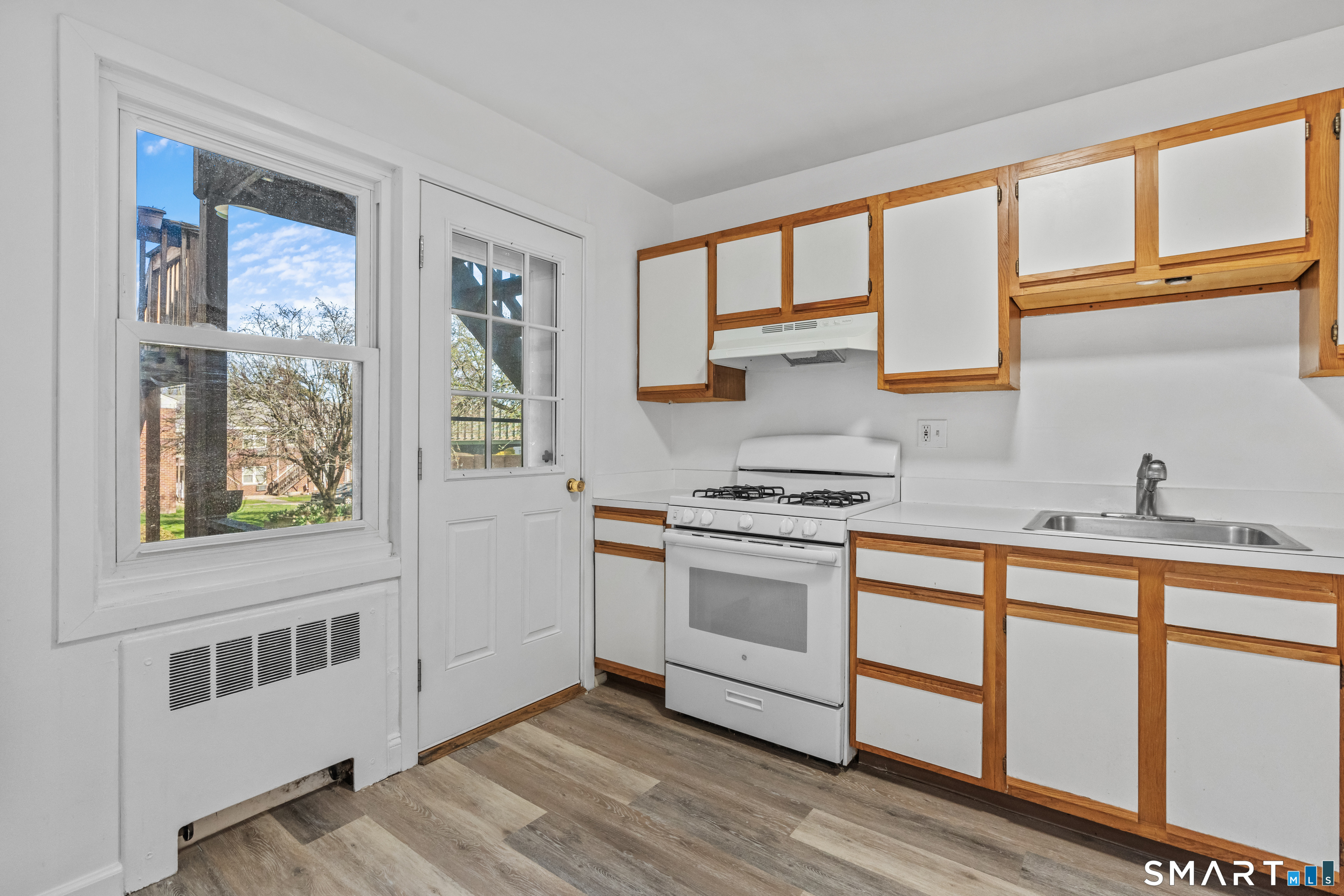 323 Hamilton Court Unit #B photo 6