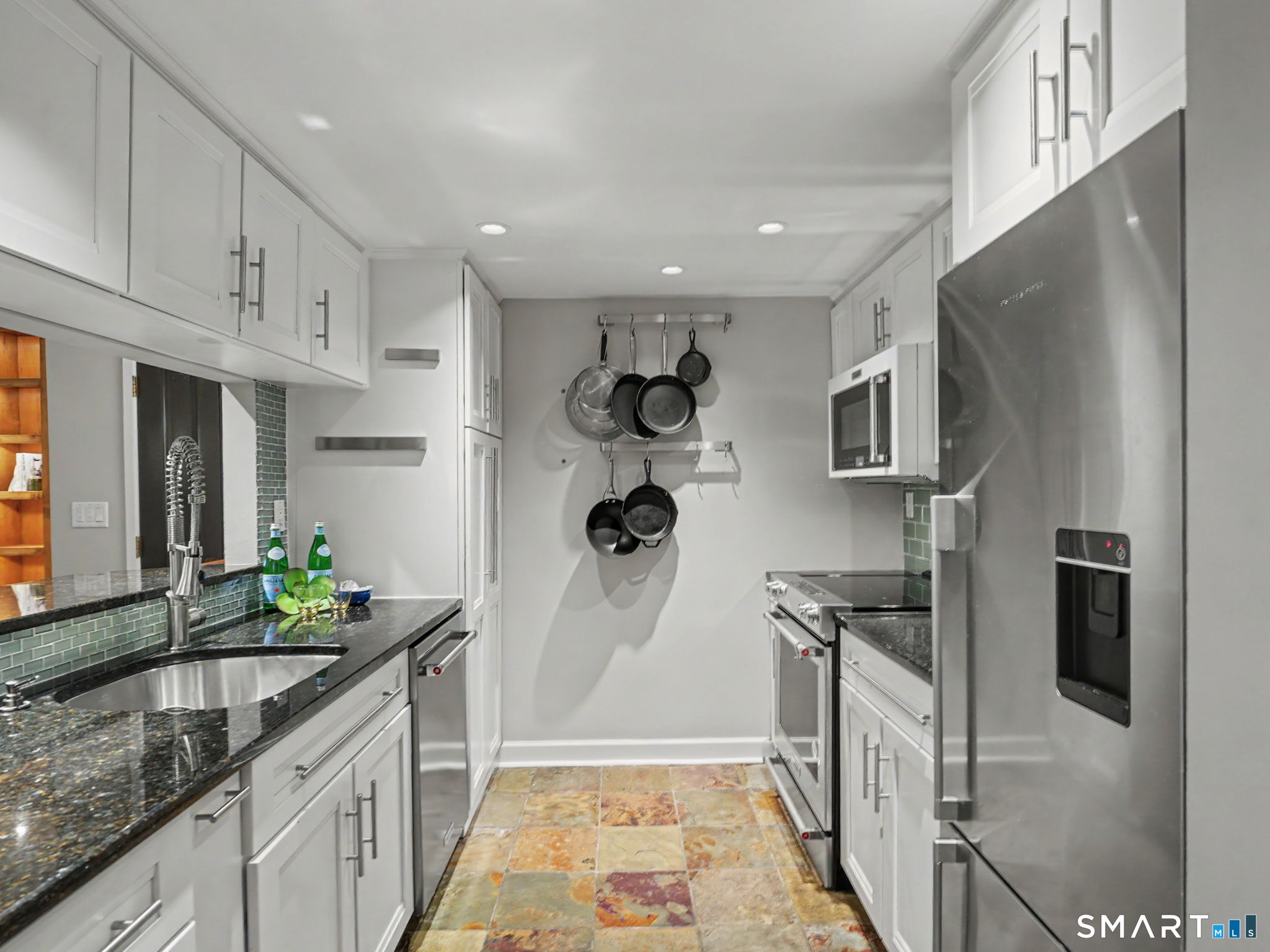 Foto 7 de Condominio en venta en 127 Greyrock Place #1208, Stamford, CT — $450,000