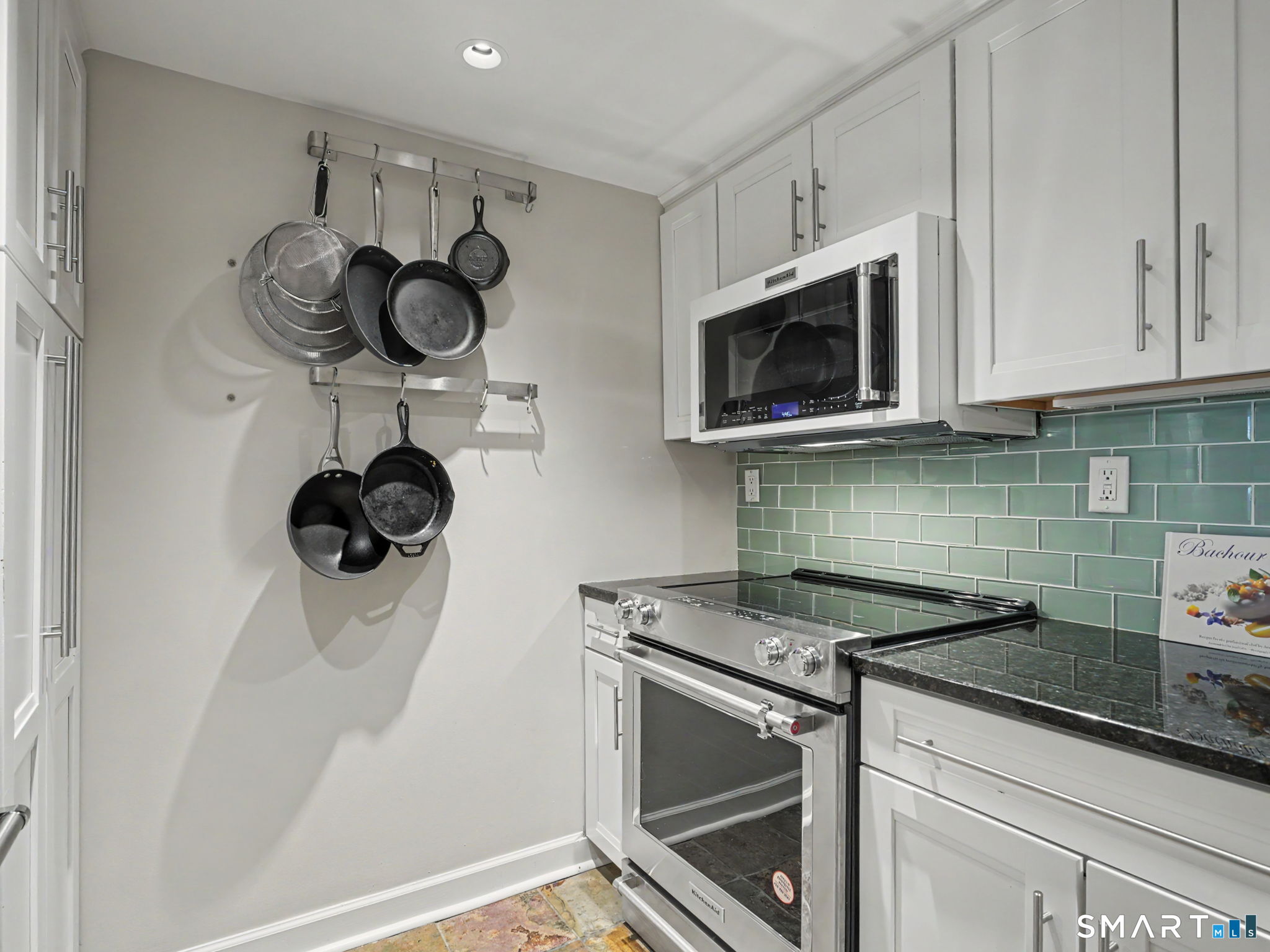 Foto 8 de Condominio en venta en 127 Greyrock Place #1208, Stamford, CT — $450,000