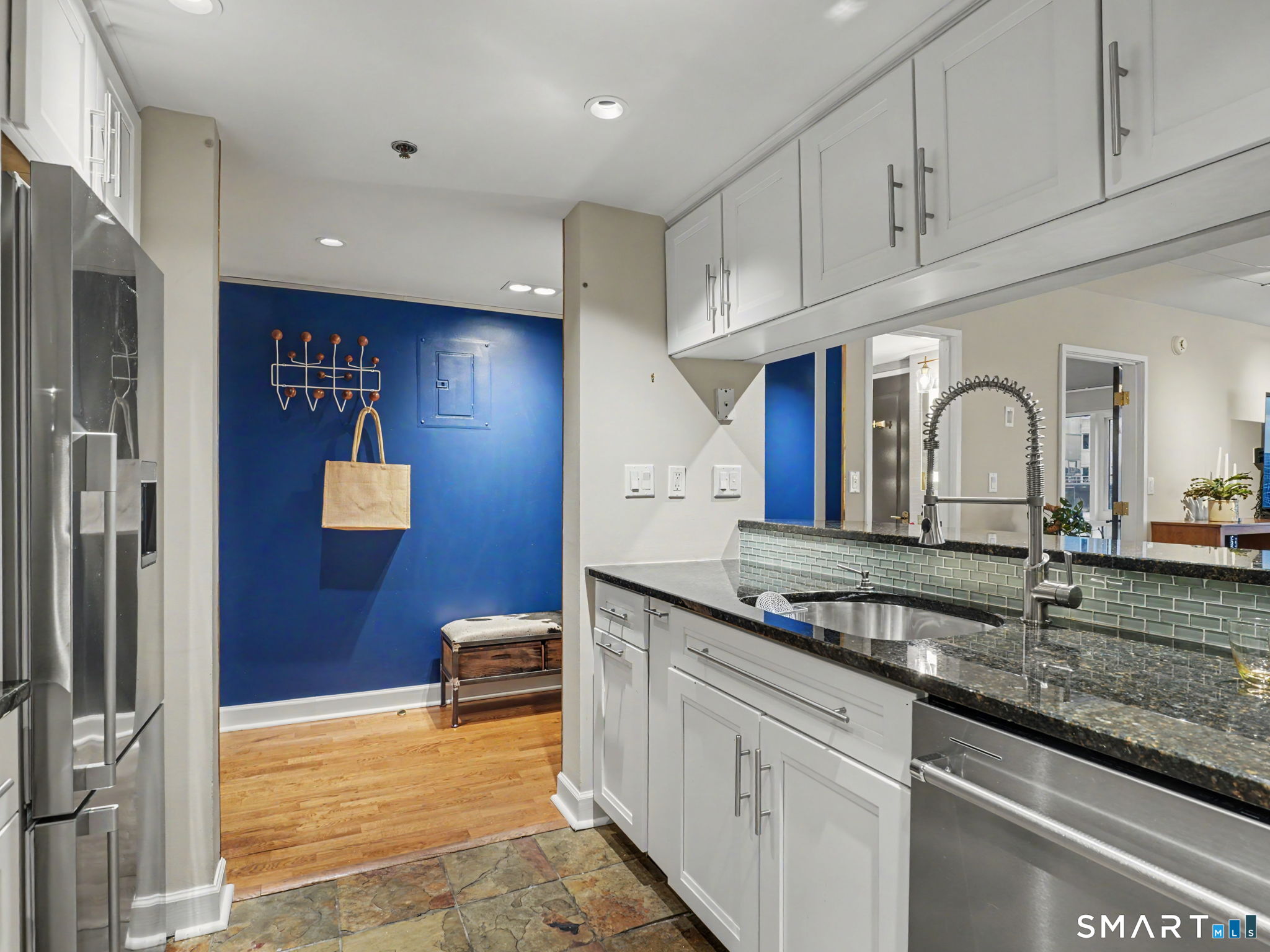 Foto 9 de Condominio en venta en 127 Greyrock Place #1208, Stamford, CT — $450,000