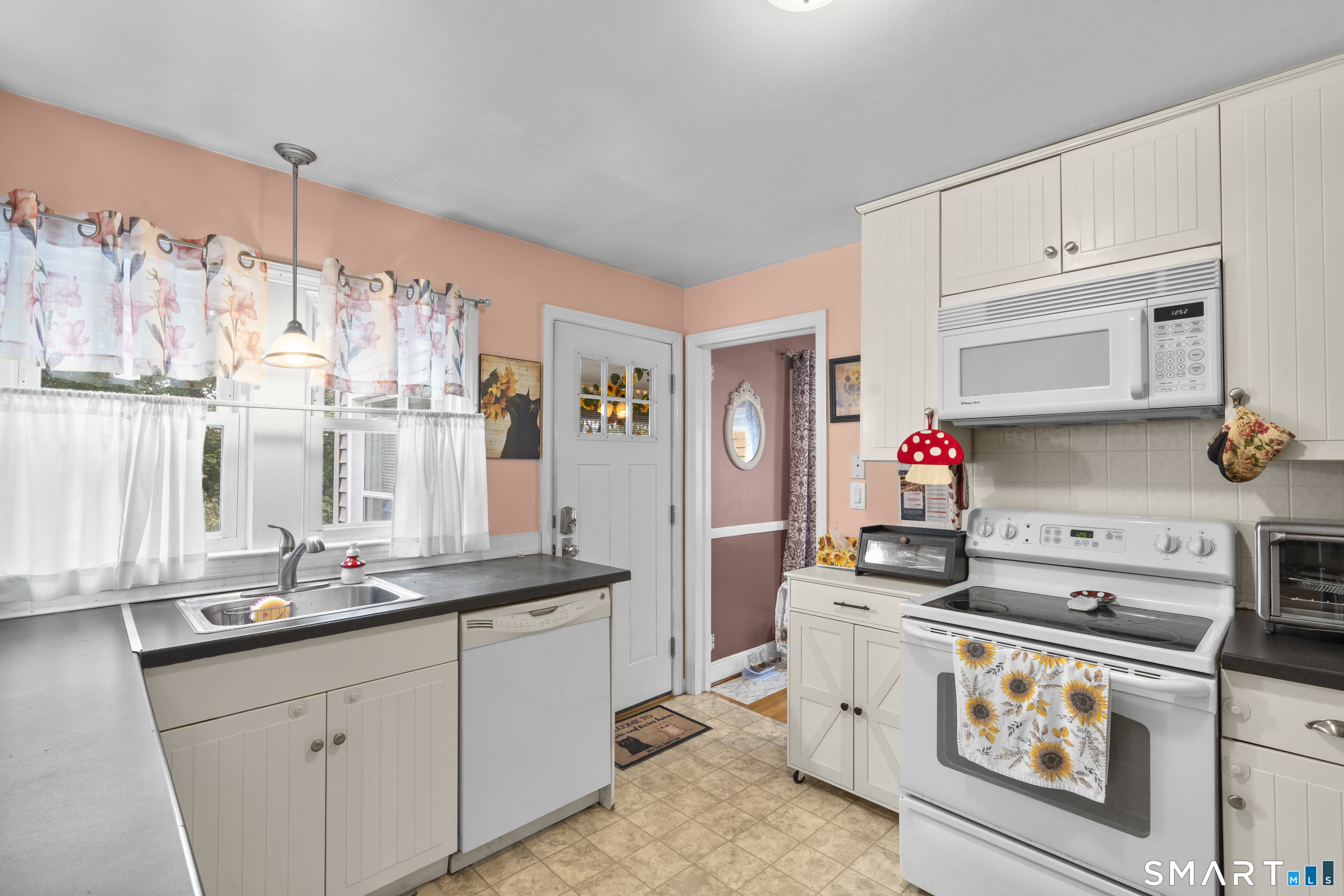 Photo 4 of Single family home for sale at 185 Columbus Ave, Meriden, CT 06451 | MLS# 24210282 | Listing updated on 2026-10-07