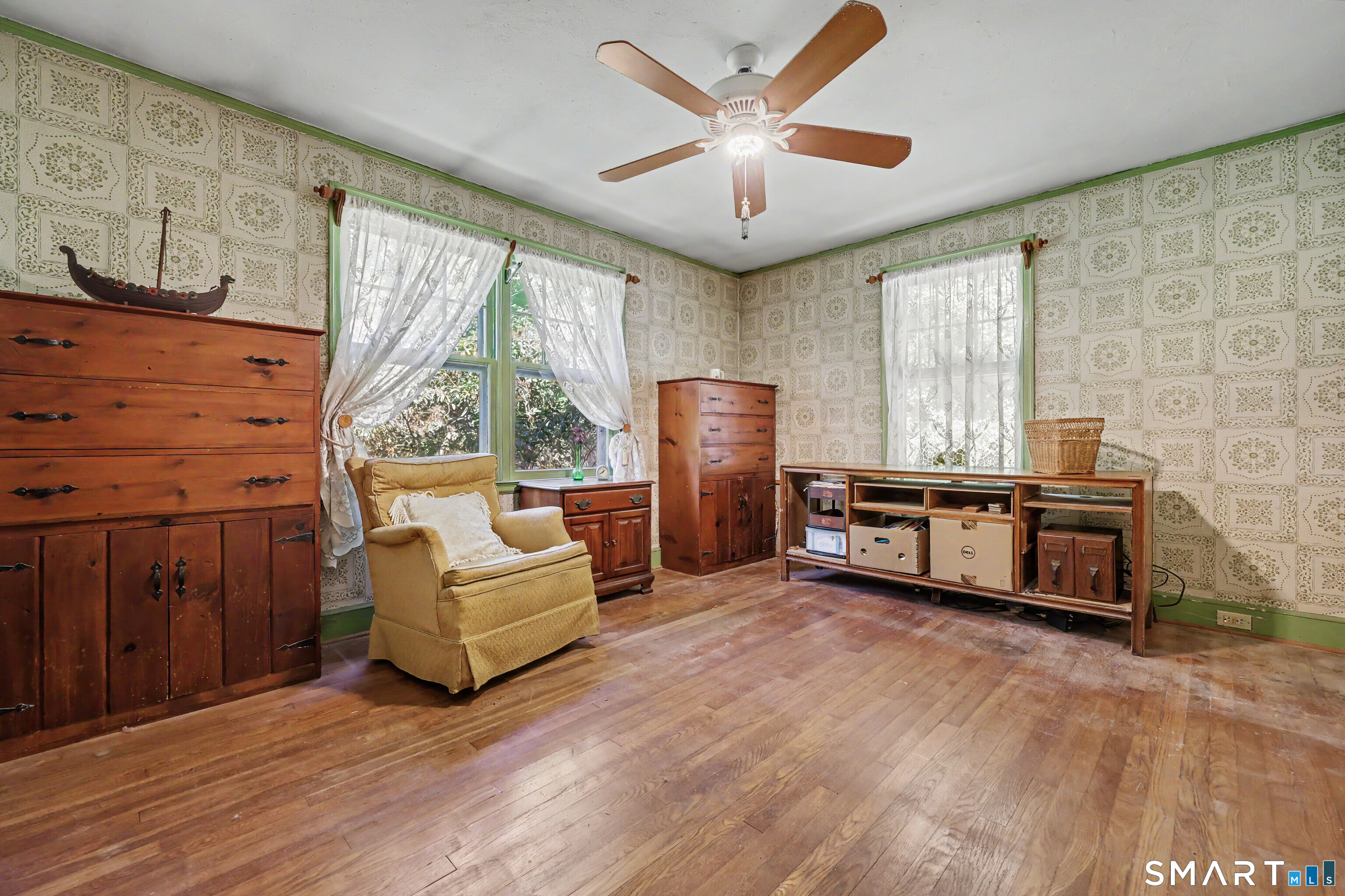 393 Center photo 16