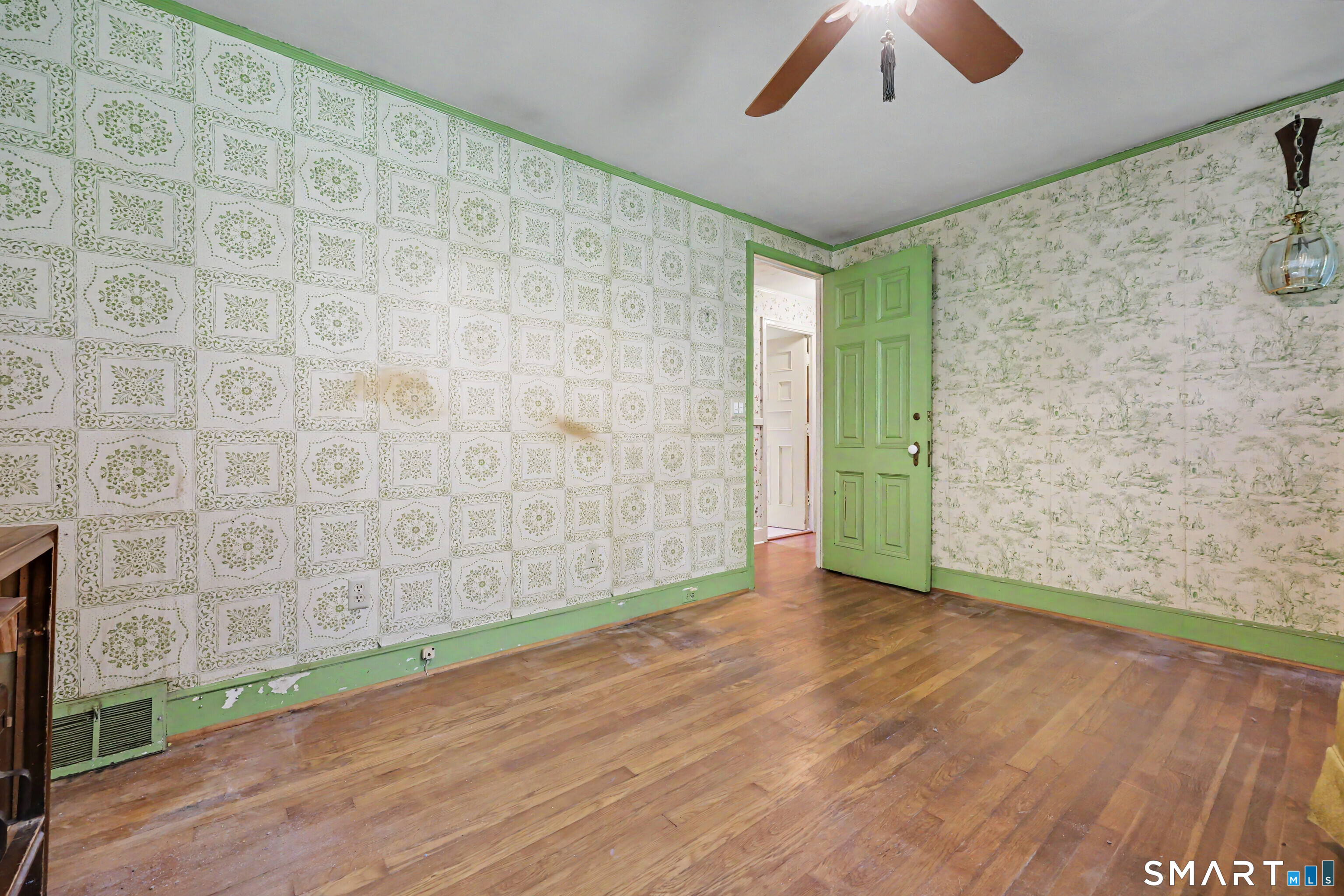 393 Center photo 17