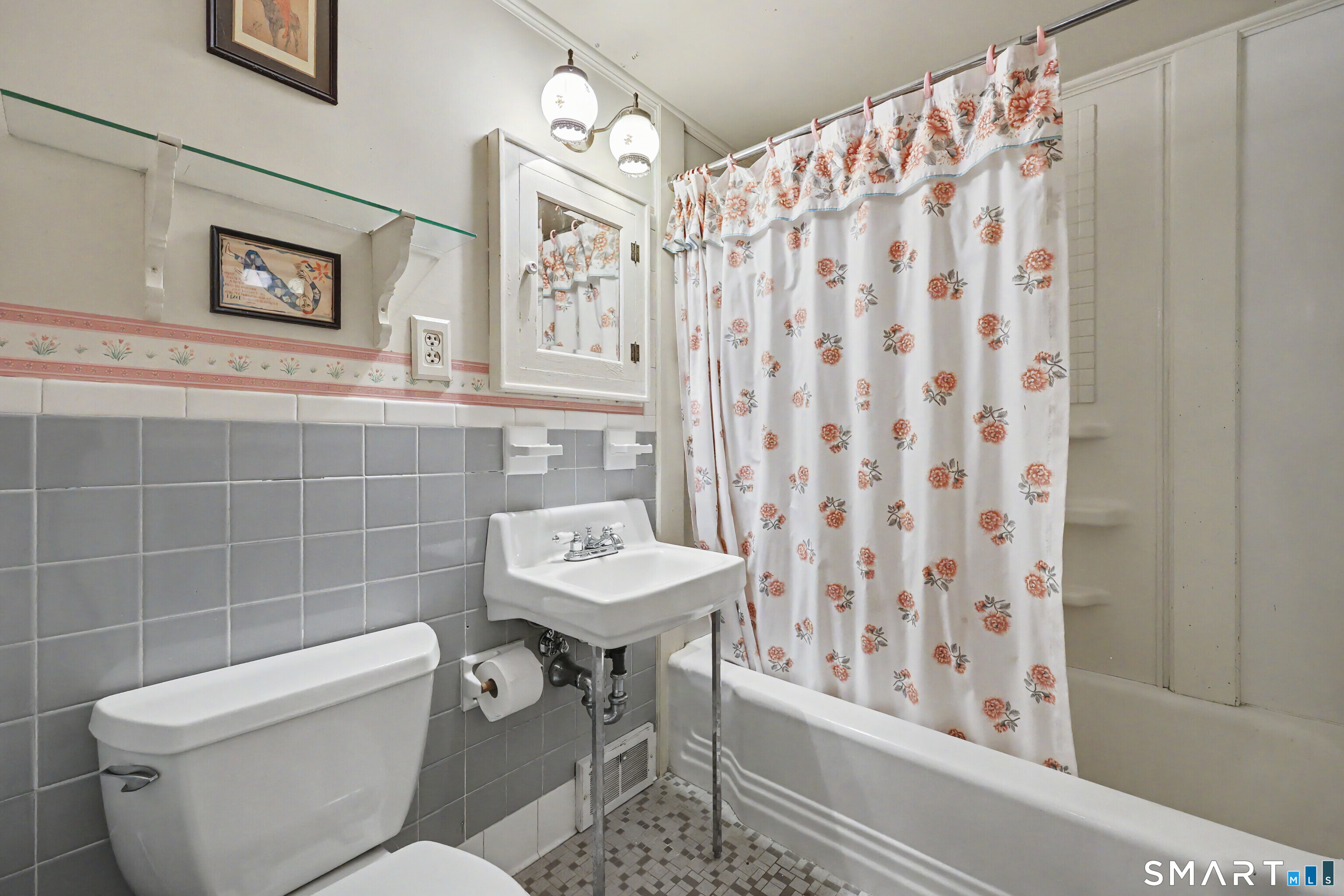 393 Center photo 20
