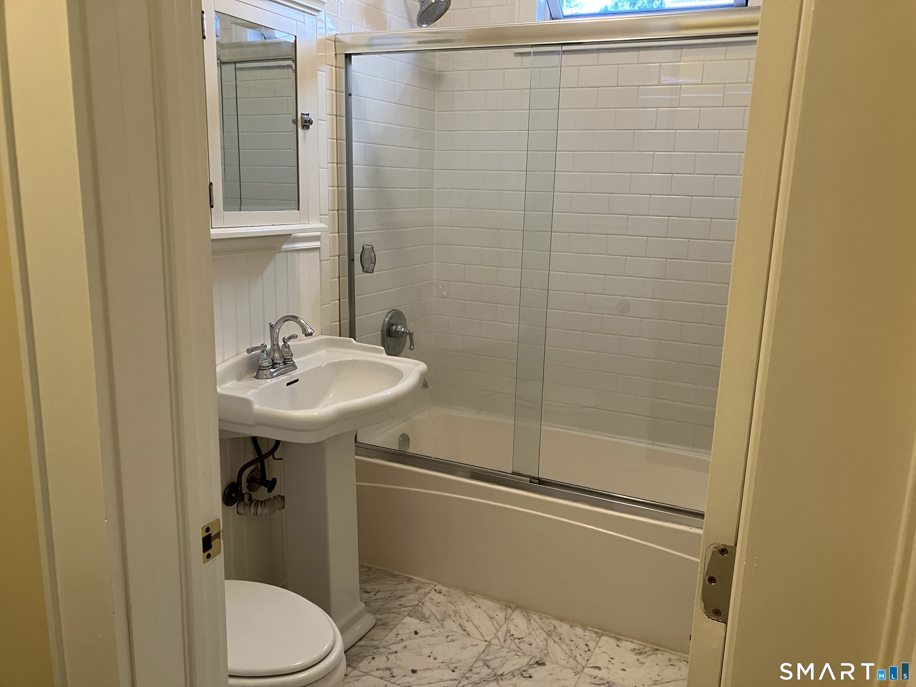Foto 8 de Apartamento en renta en 450 Davidson Street #1, Bridgeport, CT — $2,750/mes
