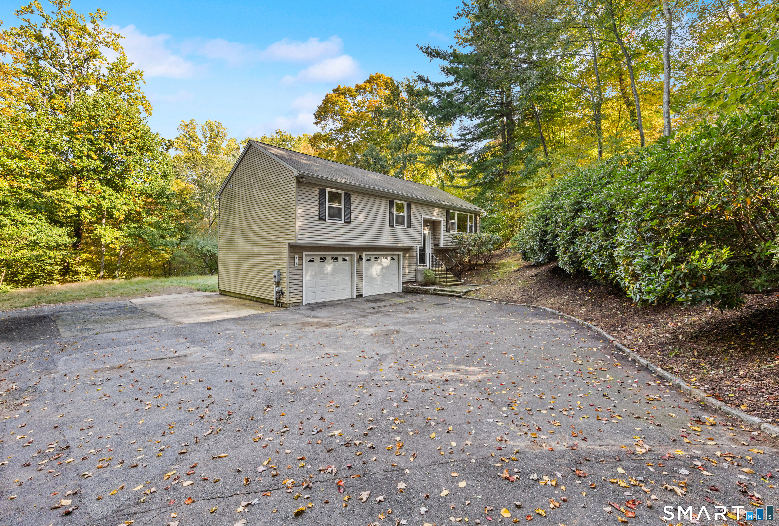 Photo 2 of Single family home for sale at 122 Maple Hl Rd, Naugatuck, CT 06770 | MLS# 24209488 | Listing updated on 2026-10-05