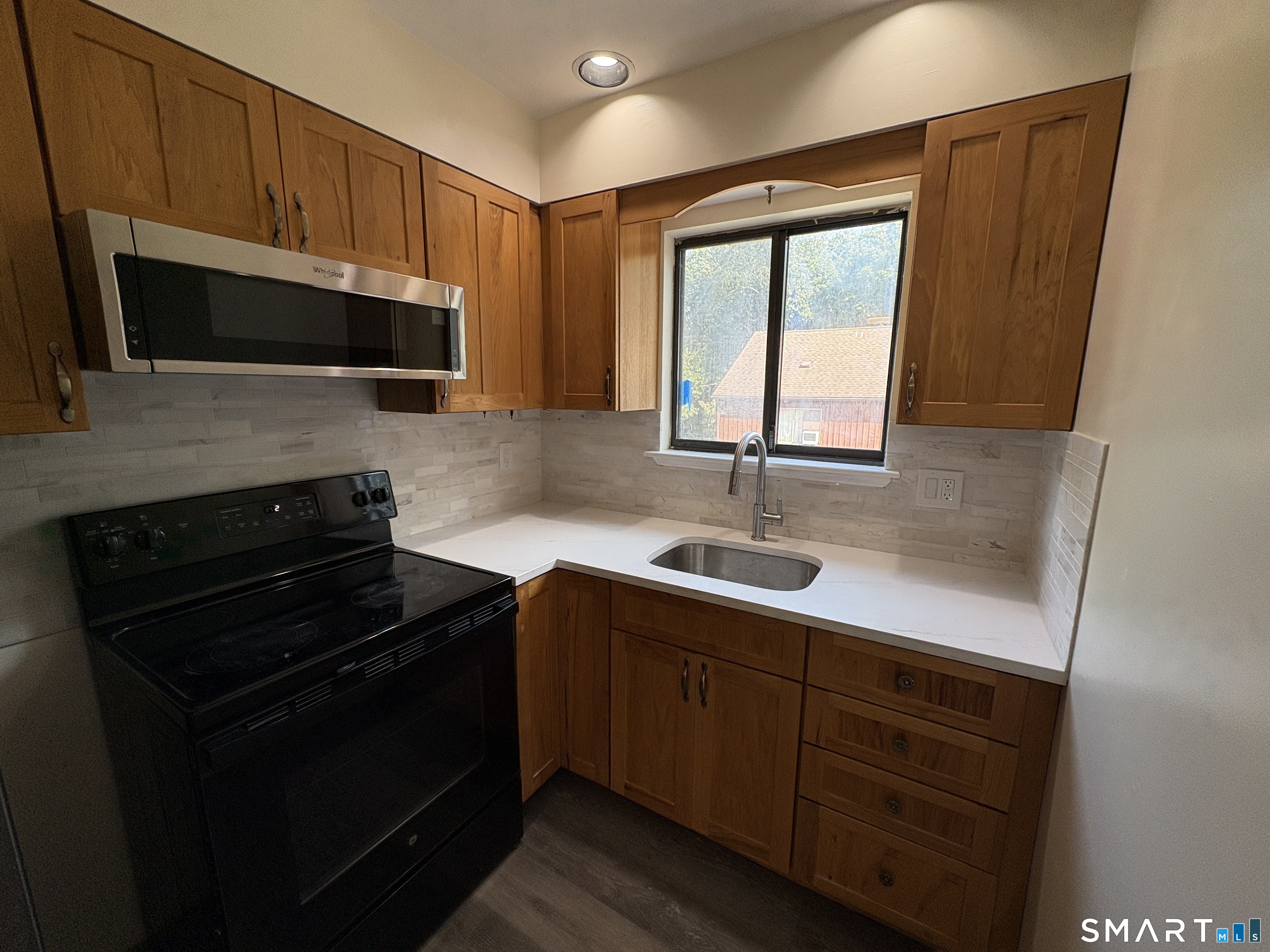 28-32 Starr Avenue Unit #9 photo 4