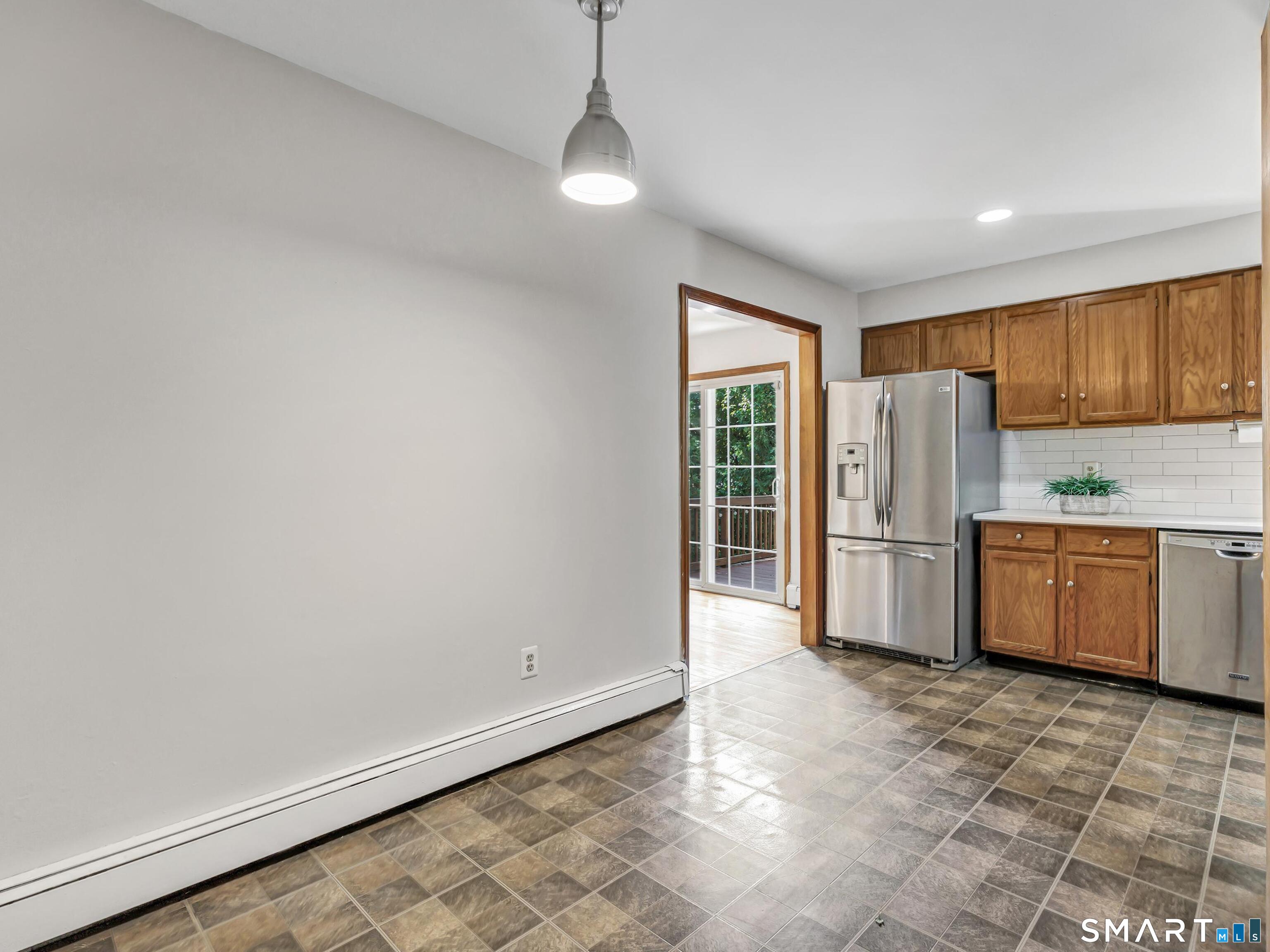 667 Melville Avenue photo 15