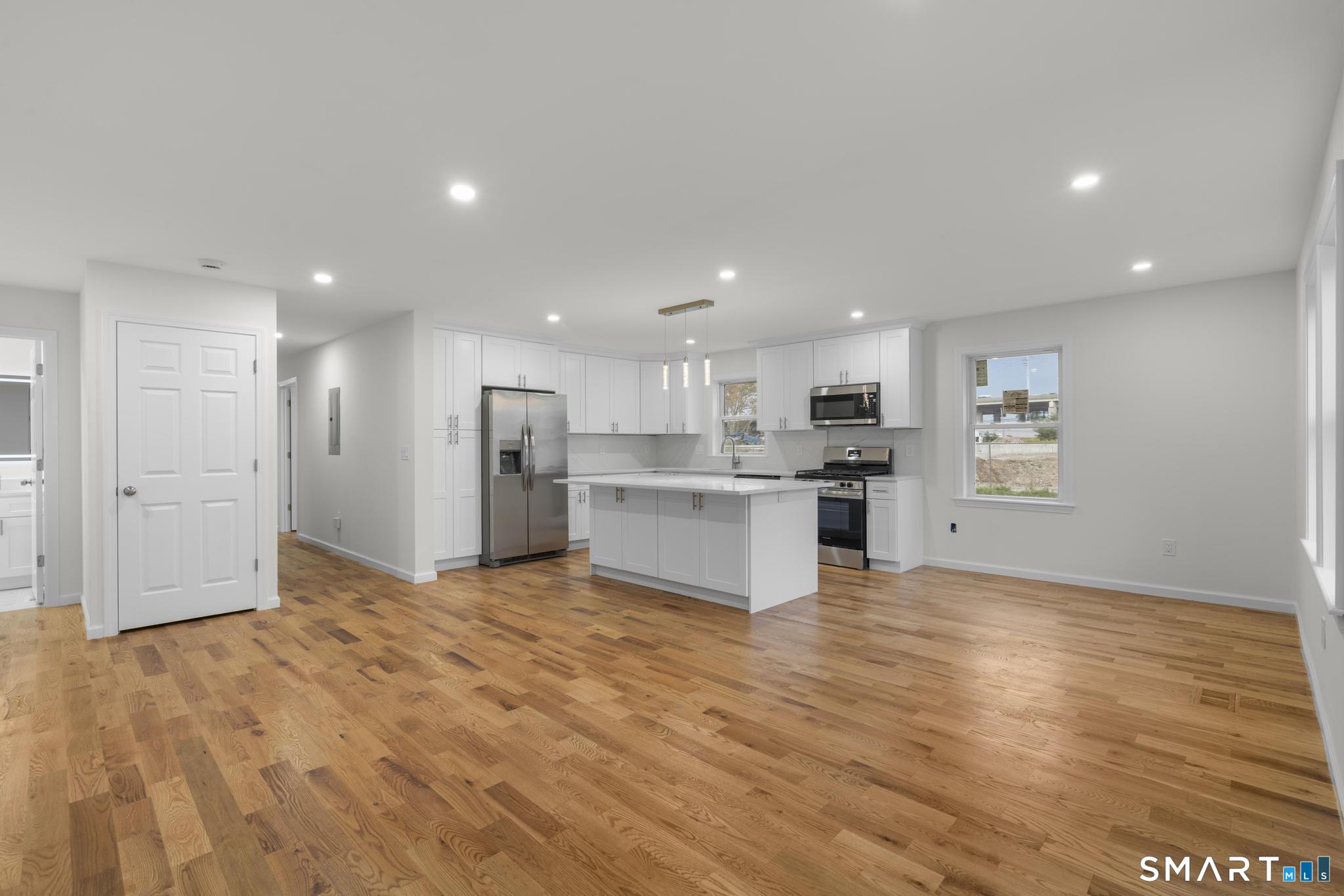 Foto 6 de Apartamento en renta en 131 Columbia Street #1, Bridgeport, CT — $3,000/mes