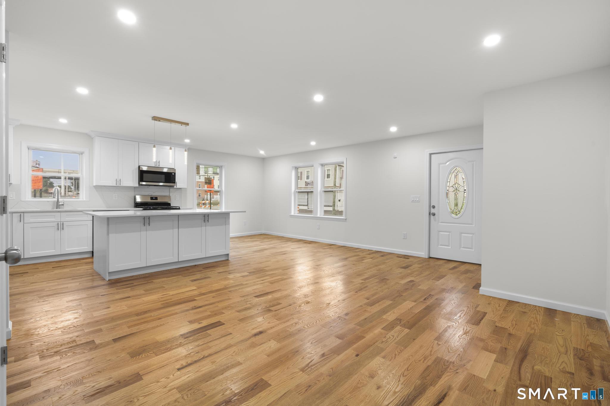 Foto 9 de Apartamento en renta en 131 Columbia Street #1, Bridgeport, CT — $3,000/mes