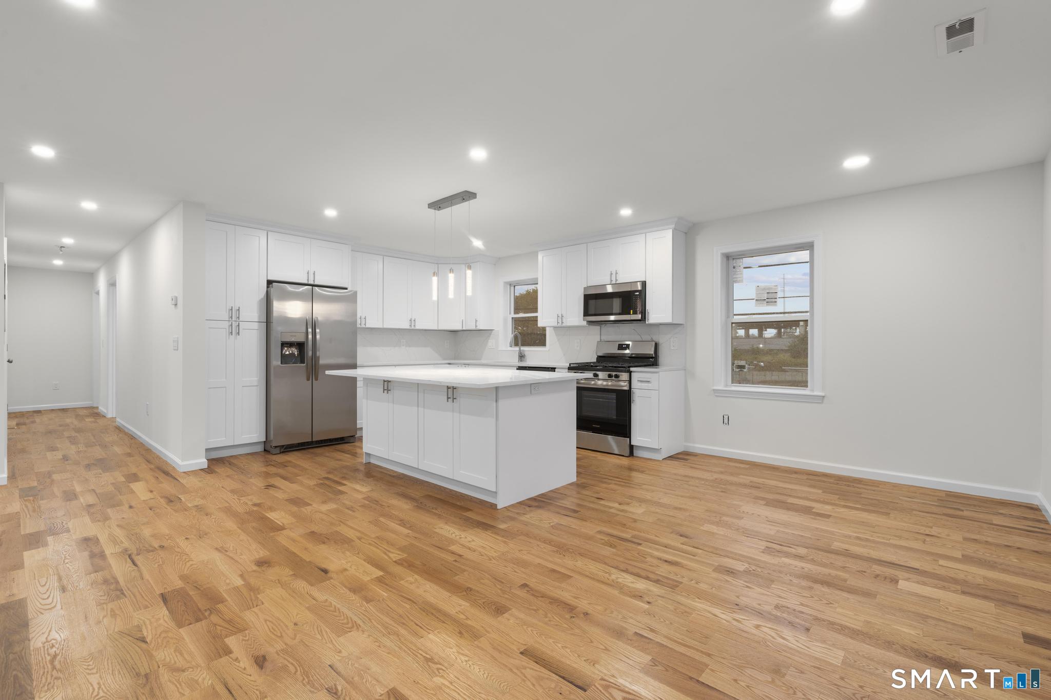 Foto 8 de Apartamento en renta en 131 Columbia Street #2, Bridgeport, CT — $5,000/mes