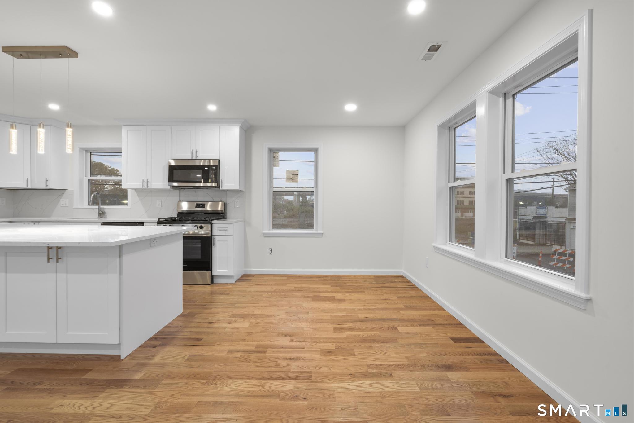 Foto 9 de Apartamento en renta en 131 Columbia Street #2, Bridgeport, CT — $5,000/mes