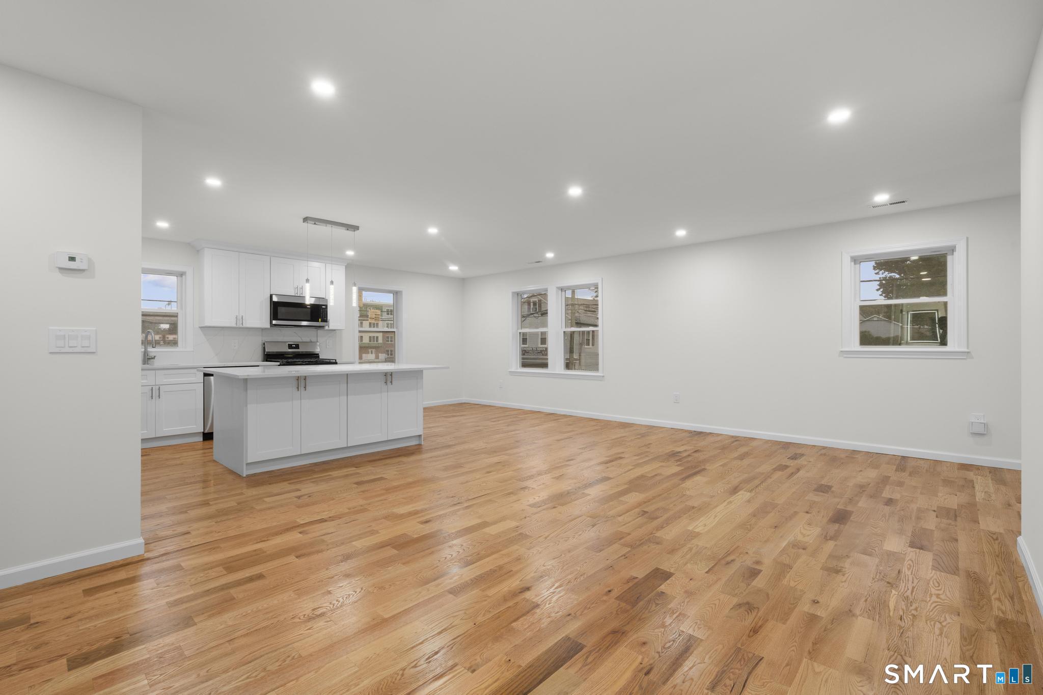 Foto 6 de Apartamento en renta en 131 Columbia Street #2, Bridgeport, CT — $5,000/mes
