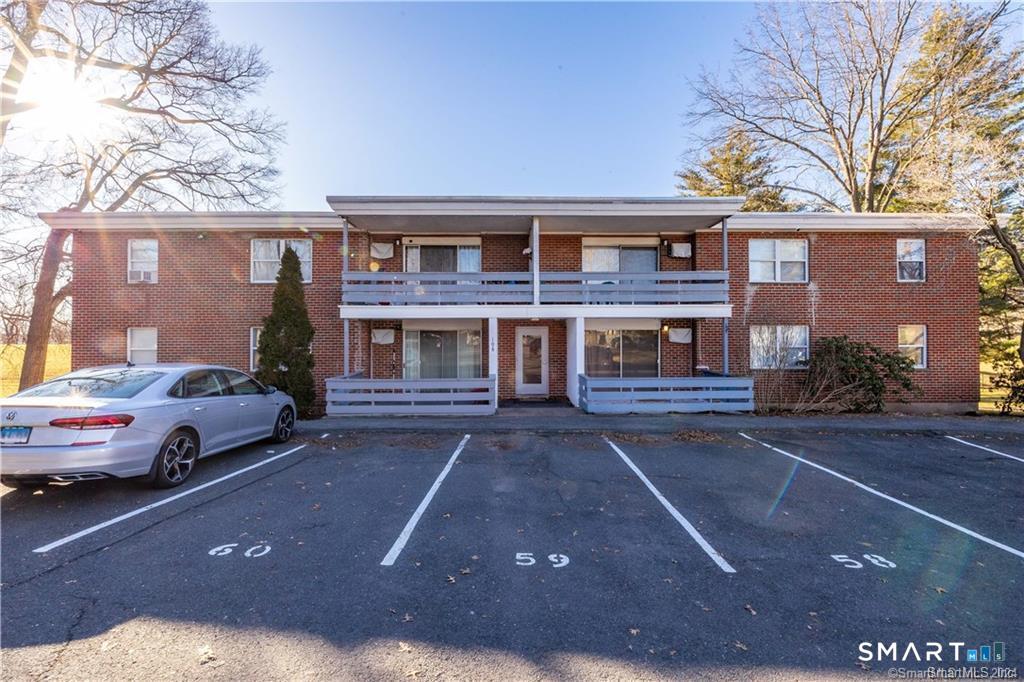 Welcome home to 108 Oakwood Avenue #B-1, your perfect condo rental located in West Hartford, CT.