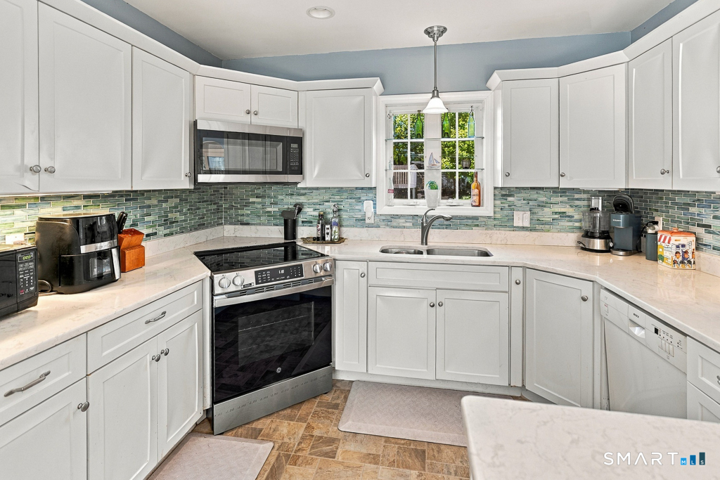 25 Oakwood Road, Giants Neck, East Lyme, CT 06357