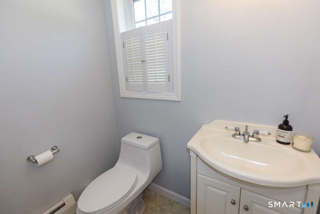 25 Oakwood Road, Giants Neck, East Lyme, CT 06357