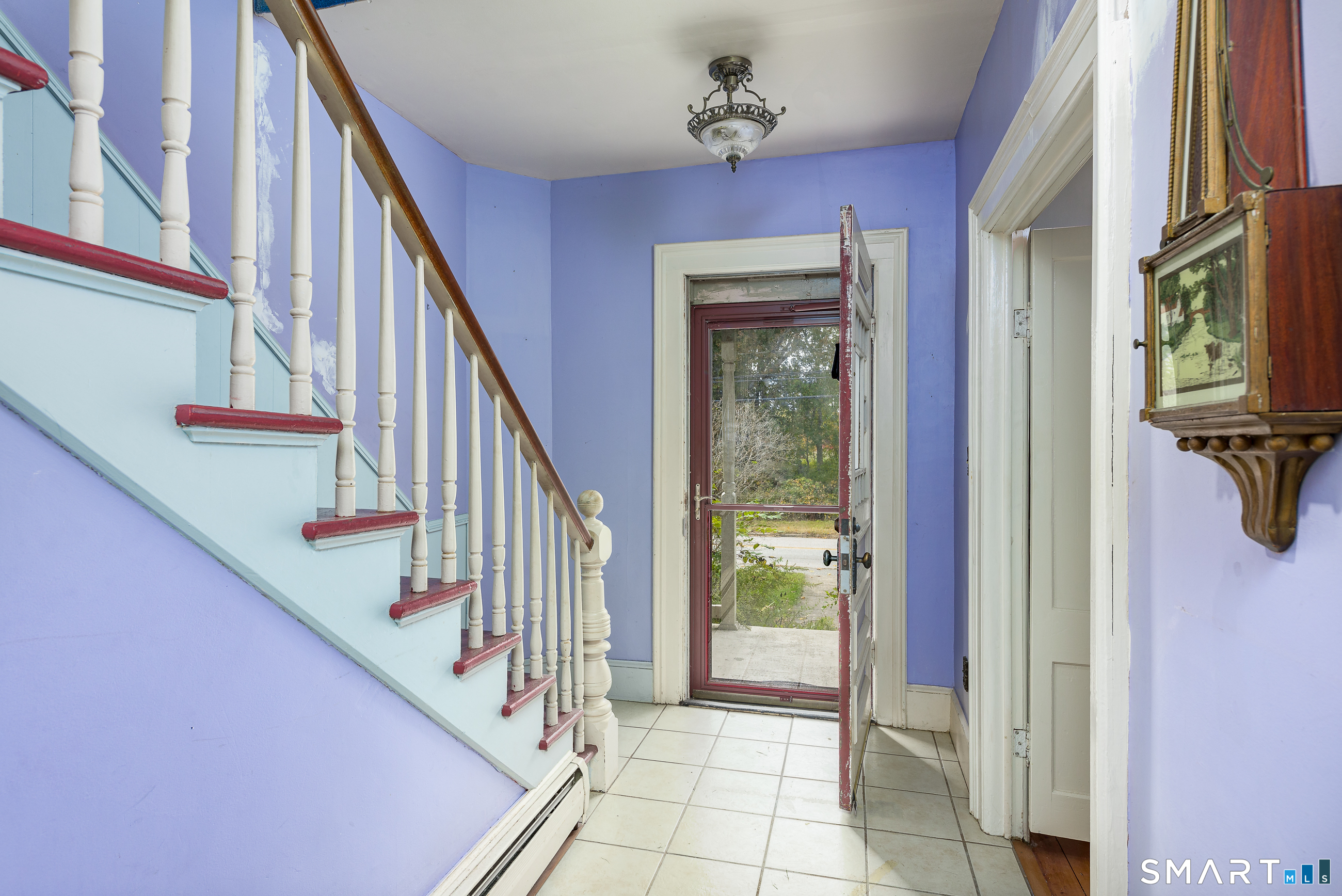 FRONT ENTRYWAY