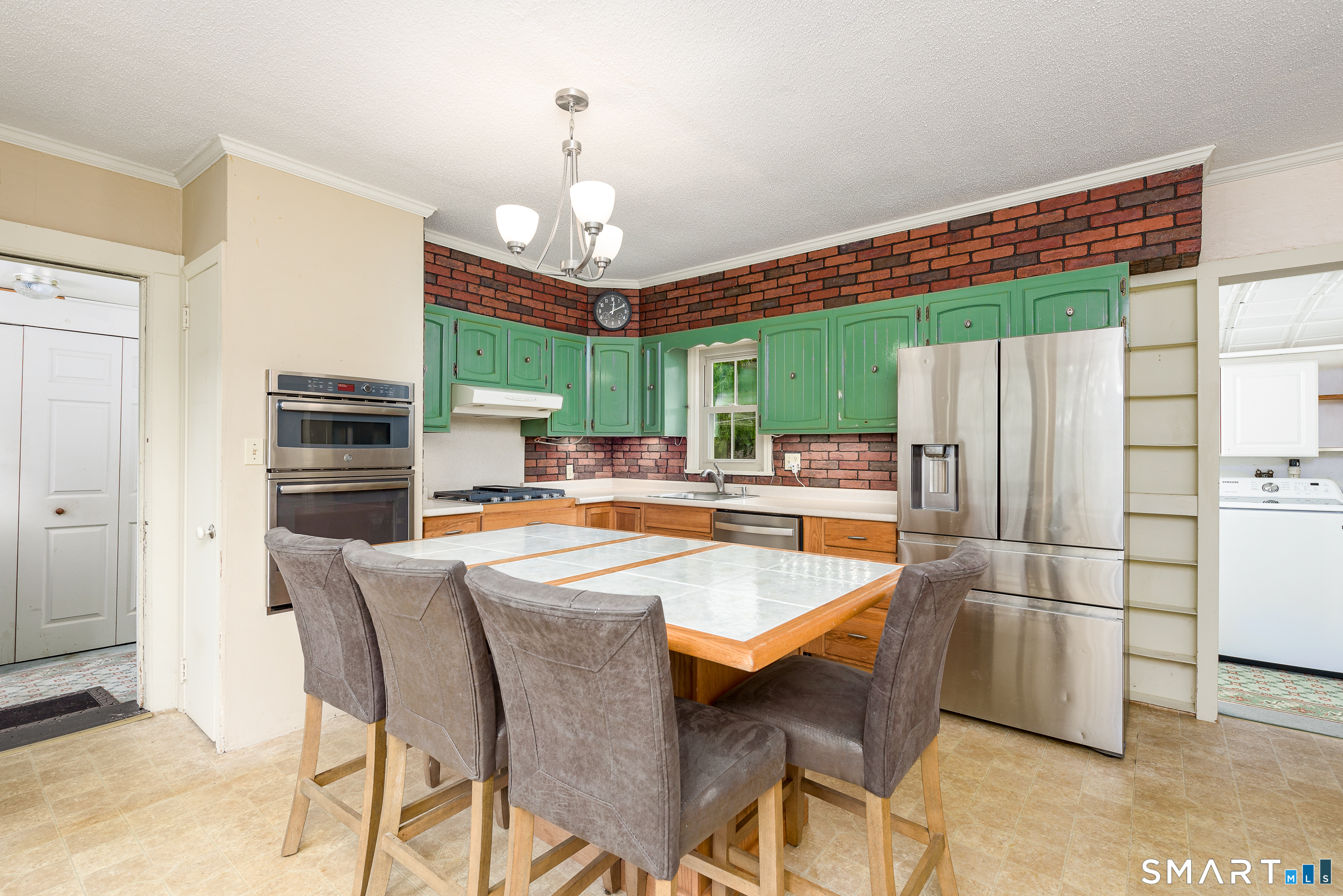 653 Vauxhall St Extension, Waterford, CT 06385
